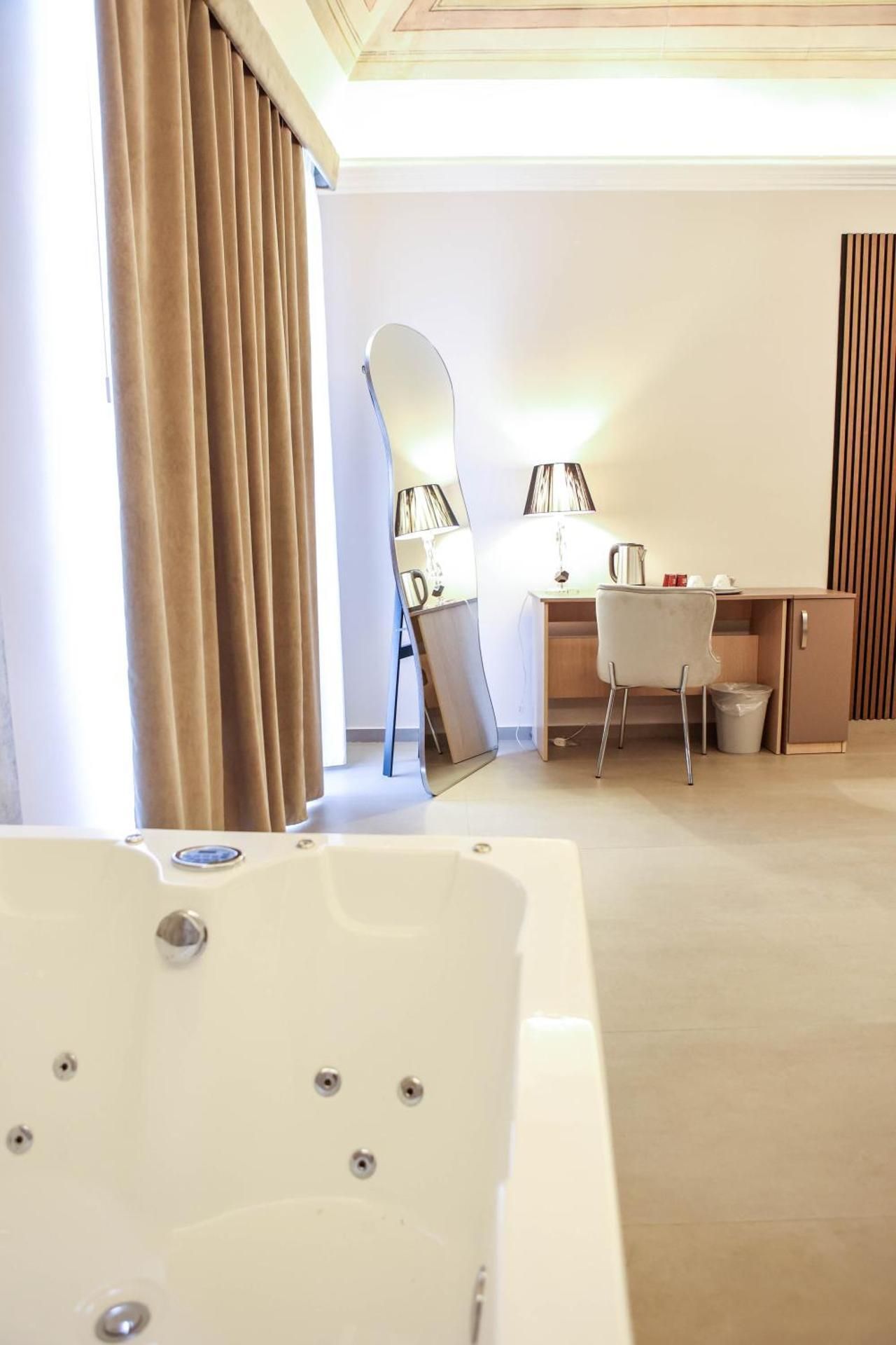 Queen Room with Spa Bath