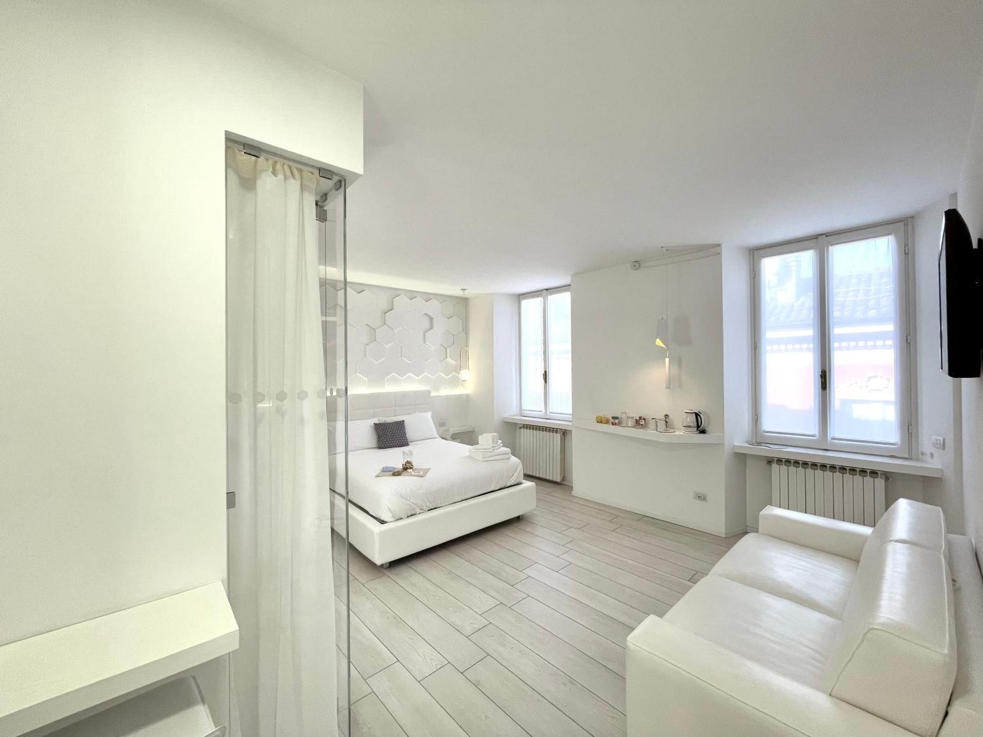 Mariarosa Suites Deluxe Double Room 3