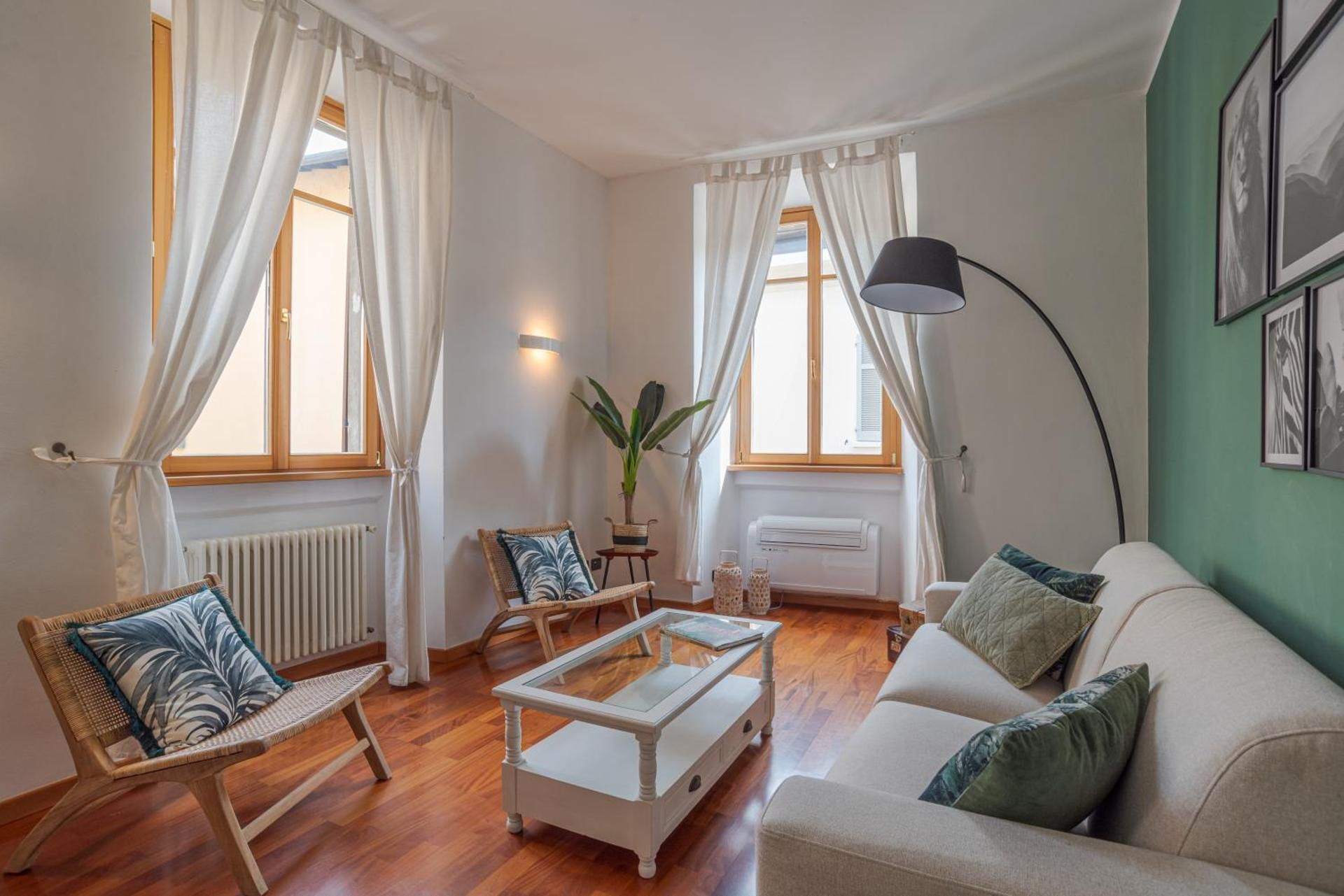 First & Urban Oasis - by MyHomeInComo DELUXE APARTMENT 2