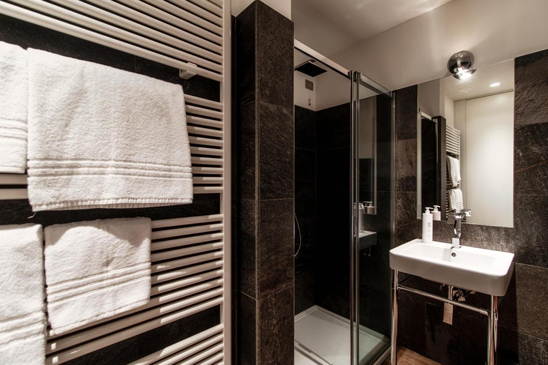 First & Urban Oasis - by MyHomeInComo Superior Apartment