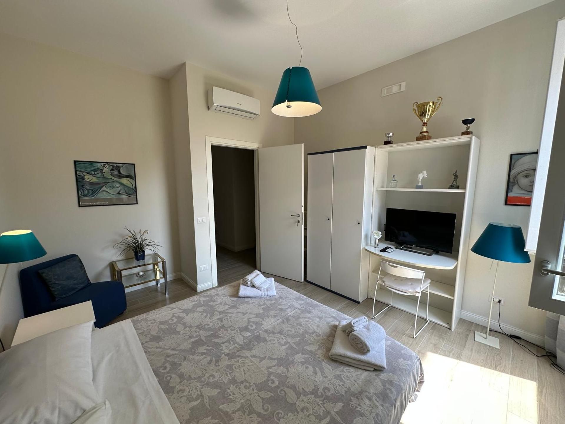 Domus Luca - Central Rooms in the Heart of Naples Double Room with Private External Bathroom 2