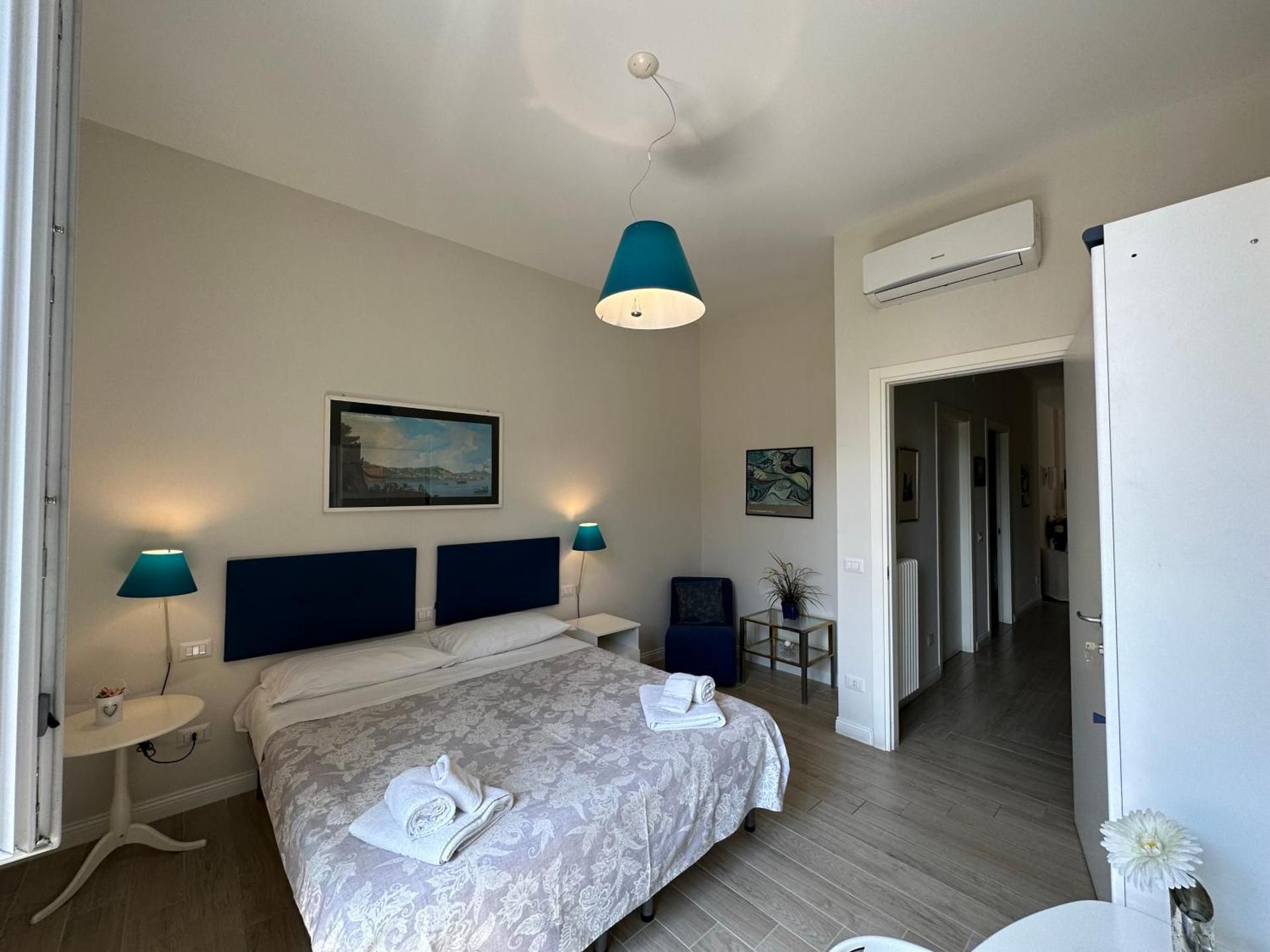 Domus Luca - Central Rooms in the Heart of Naples Double Room with Private External Bathroom