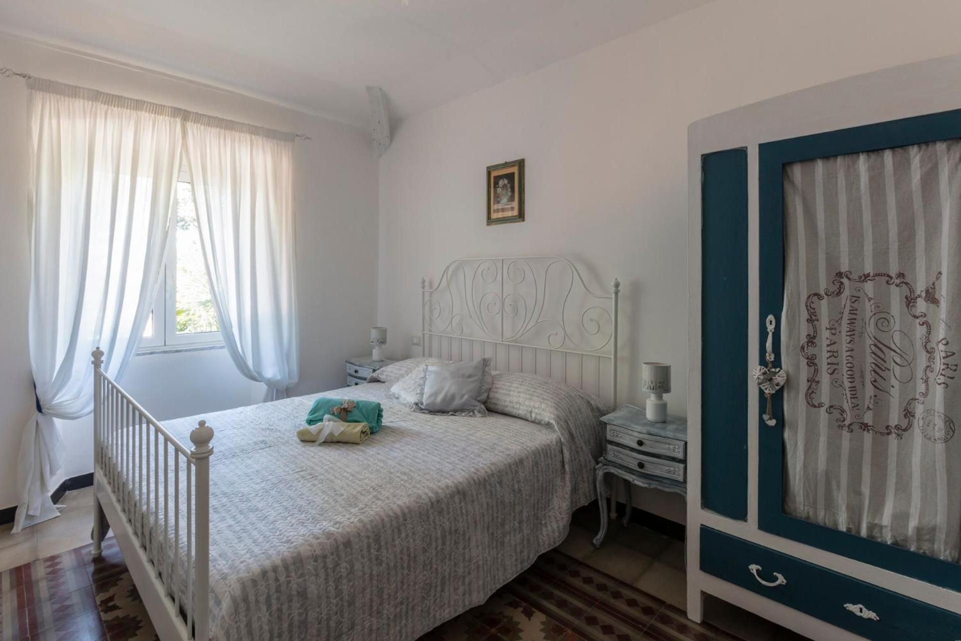 Queen Room with Shared Bathroom