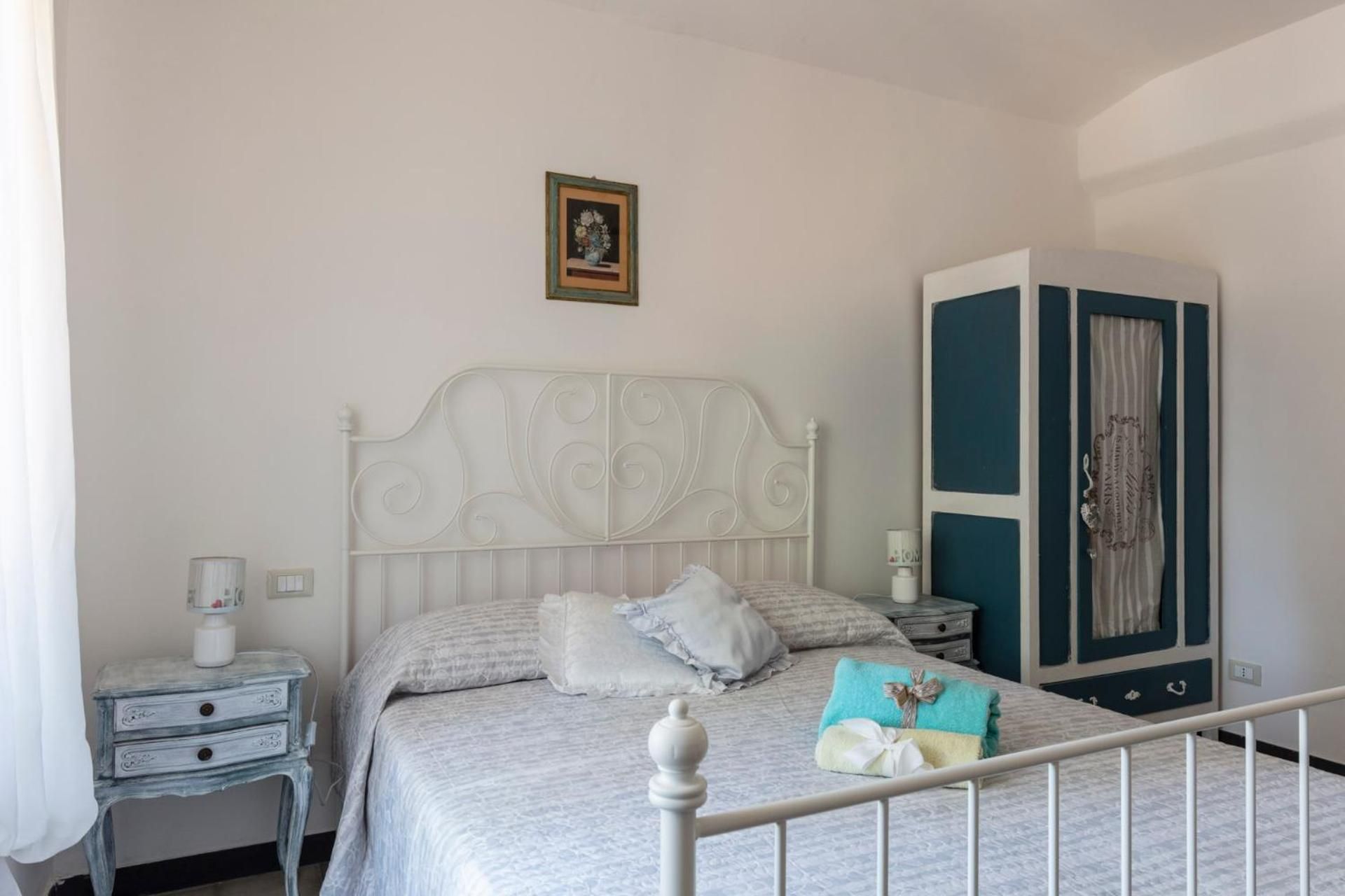 Queen Room with Shared Bathroom