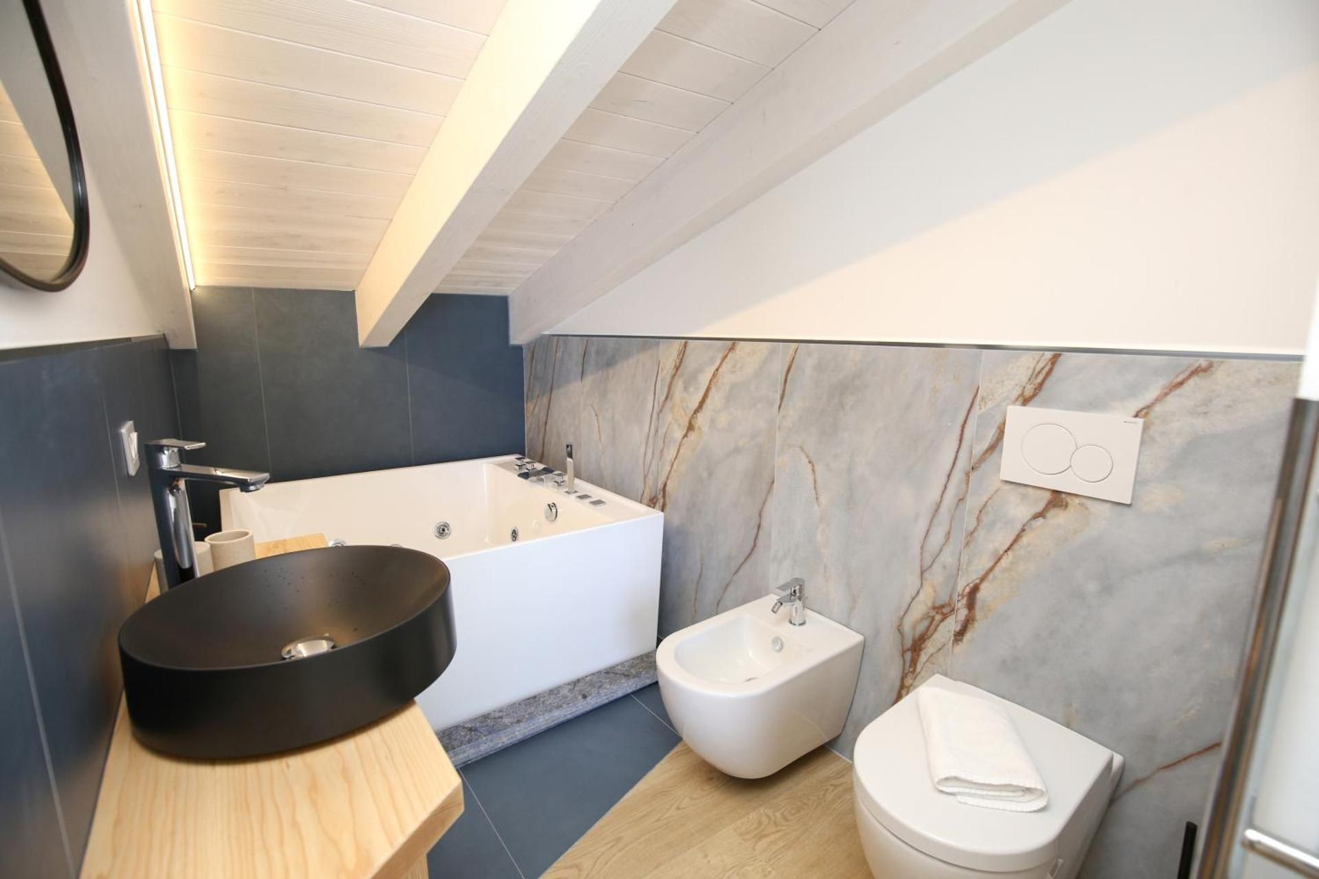 Suite with Hot Tub