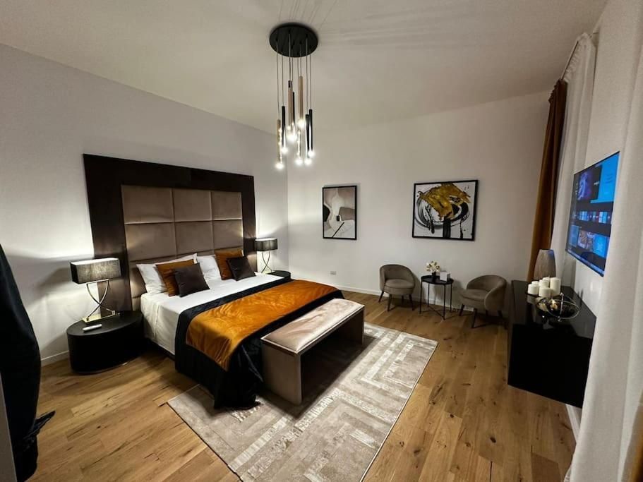 DELUXE APARTMENT