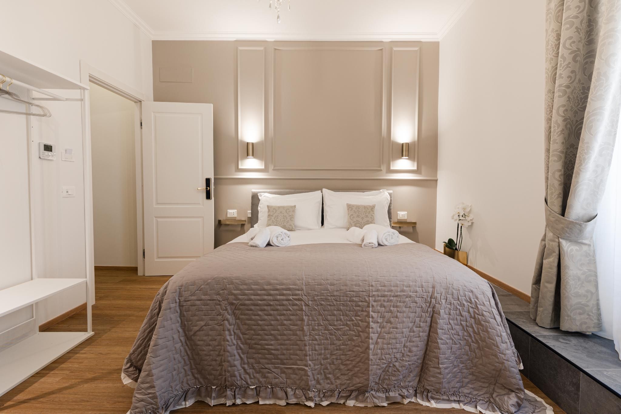 Deluxe - 1 King Bed