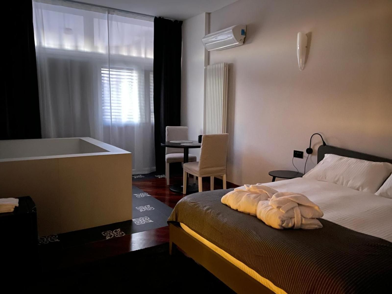 Queen Room with Spa Bath