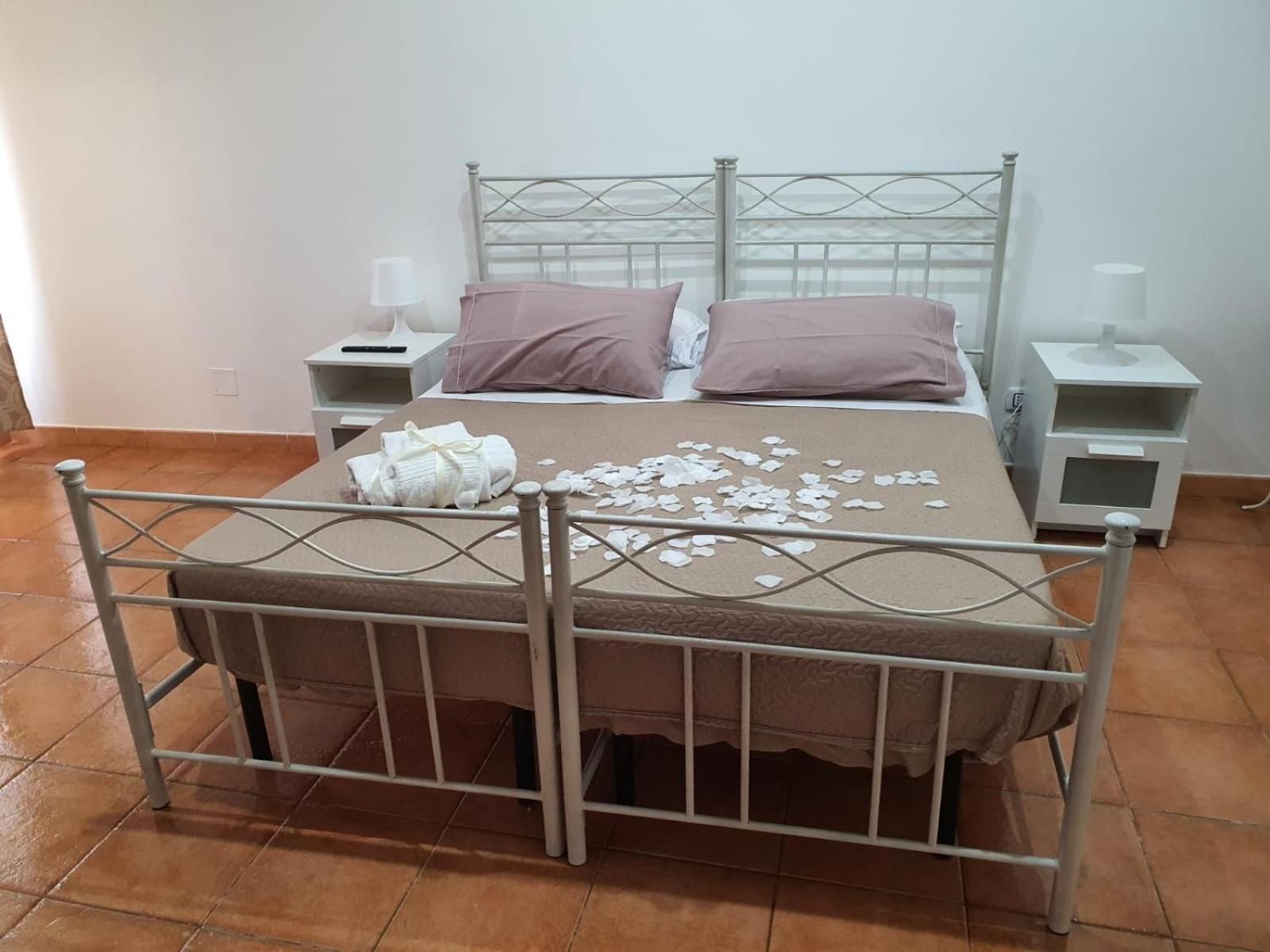 2 Communicating Double Rooms with Private External Bathroom