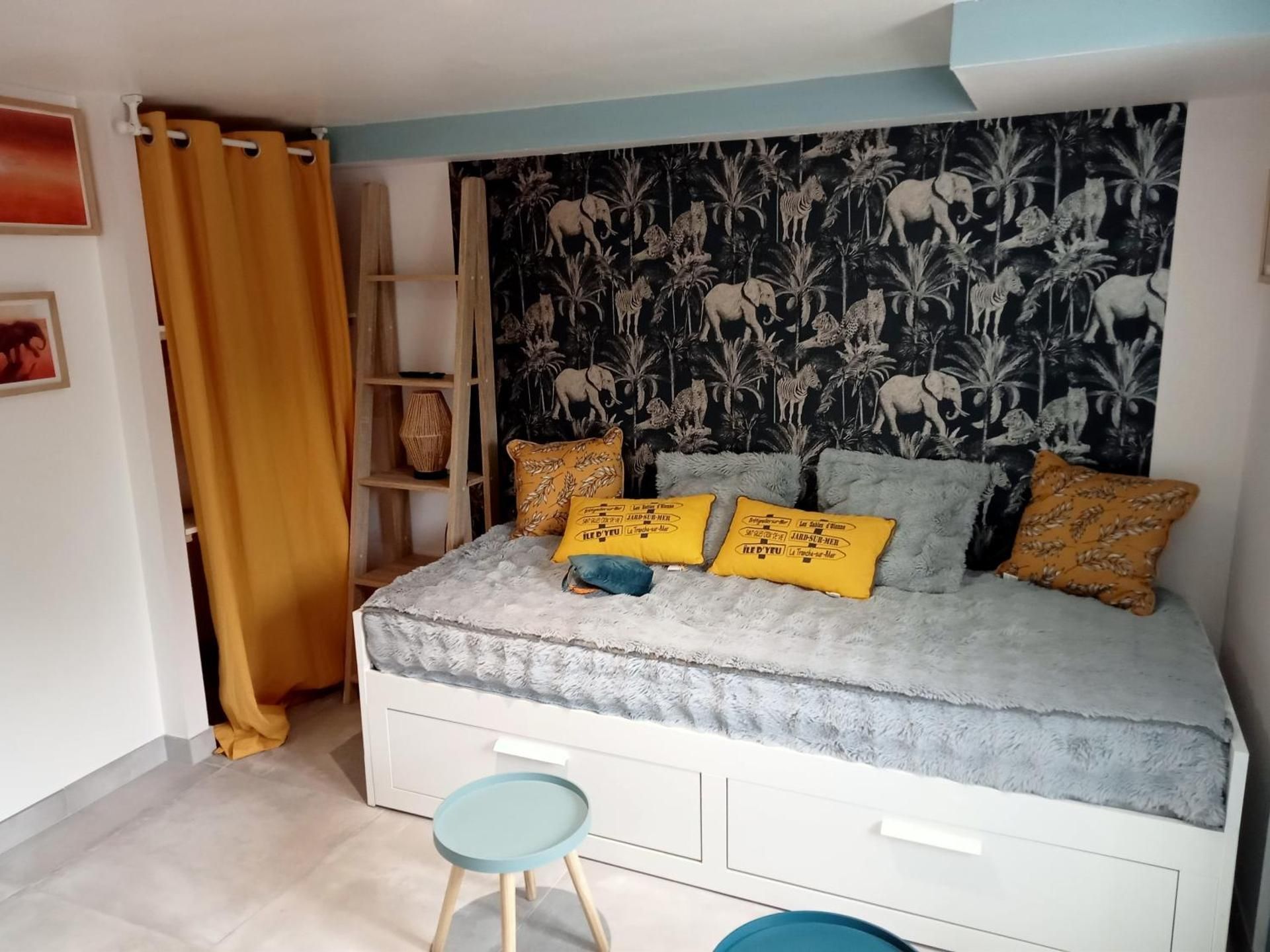 Deluxe Room (2 Adults + 1 Child)