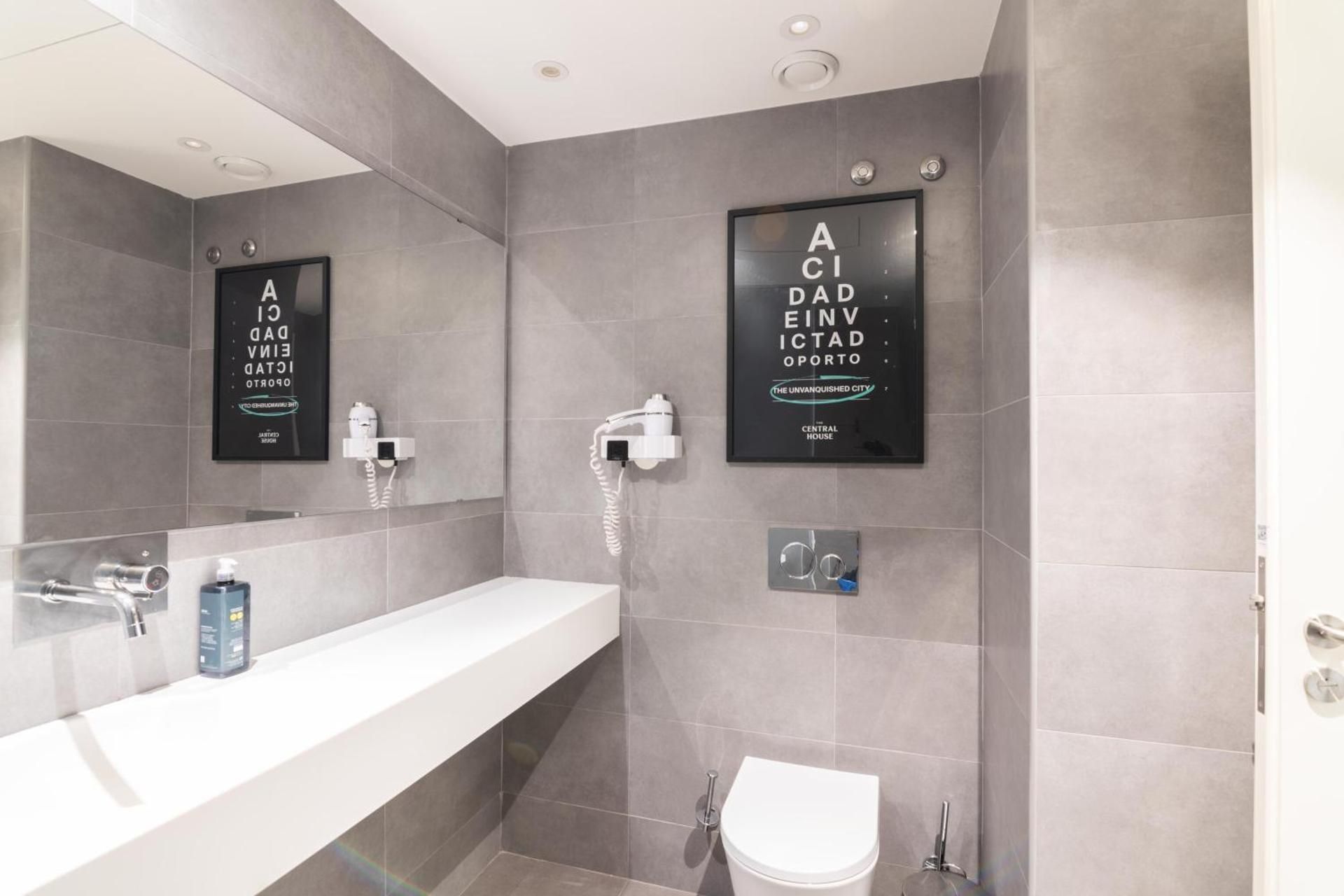 1 Person in 12-Bed Dormitory with En-Suite Bathroom - Mixed