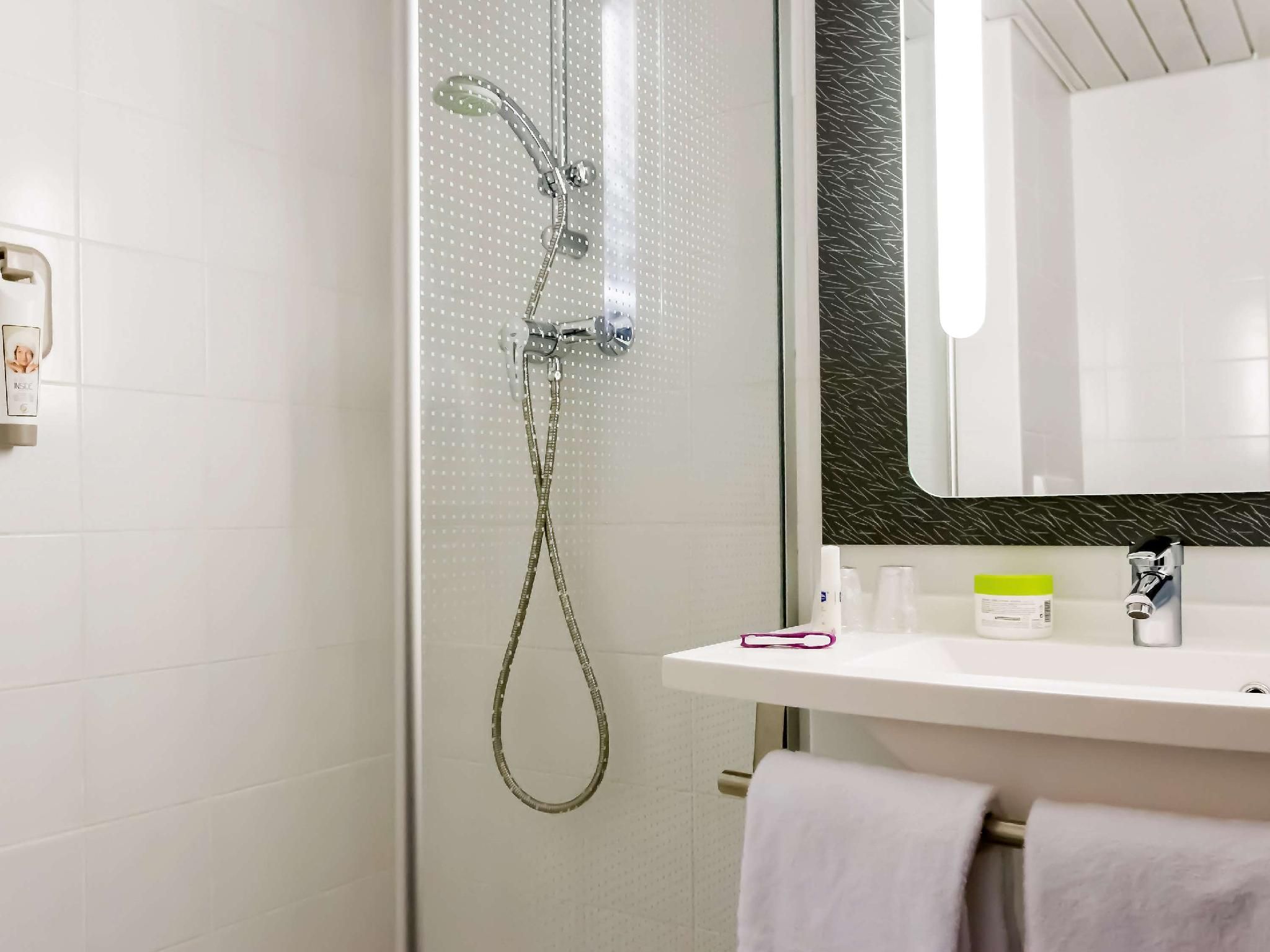 Comfortable with a cozy bed, functional bathroom. A pleasant room
