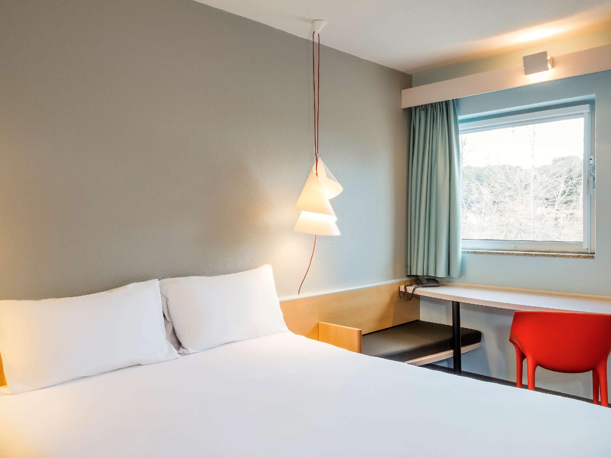 Comfortable with a cozy bed, functional bathroom. A pleasant room