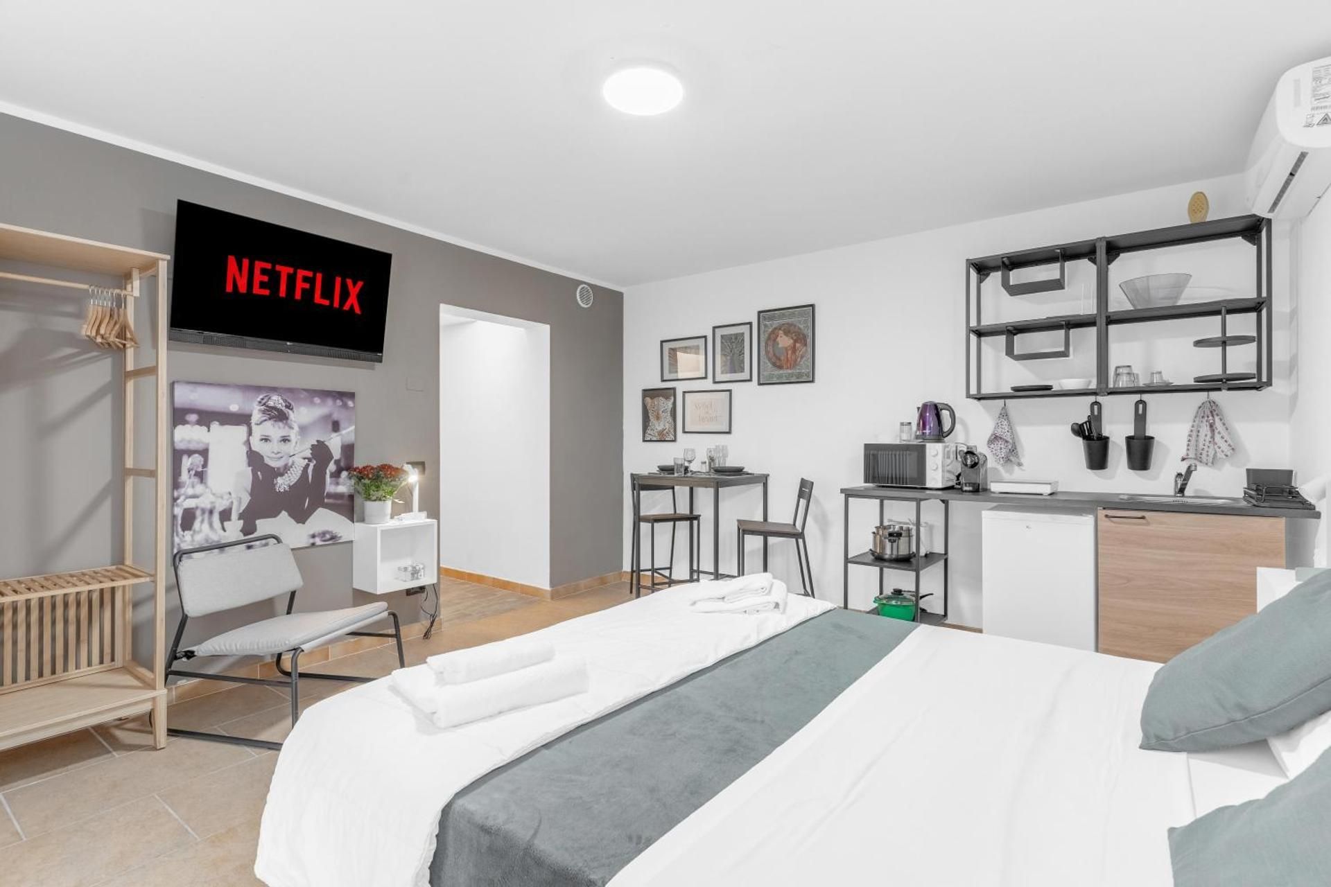 Deluxe Studio