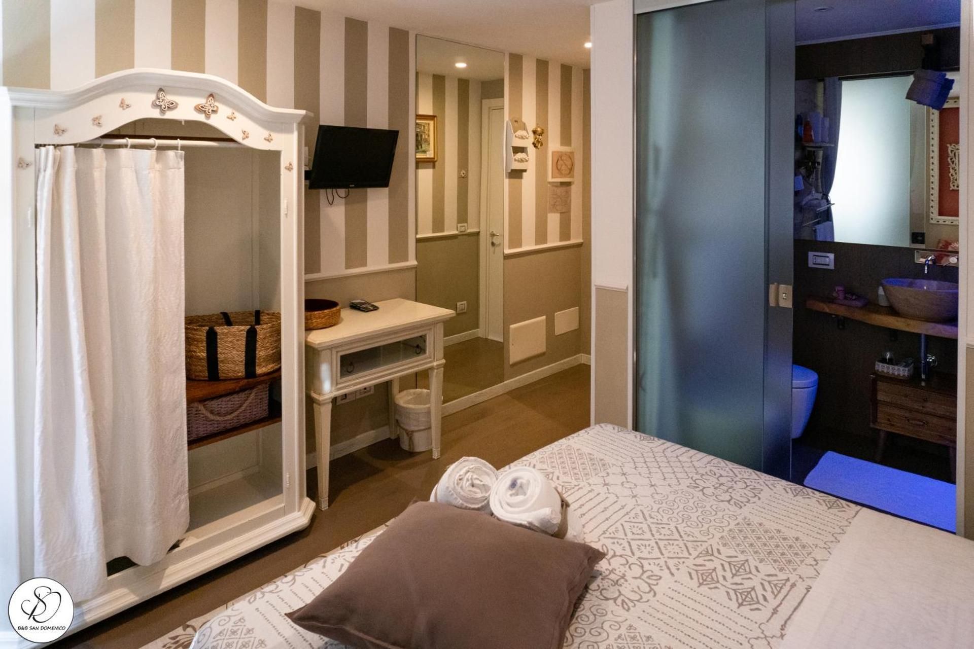 Double or Twin Room with Private Bathroom