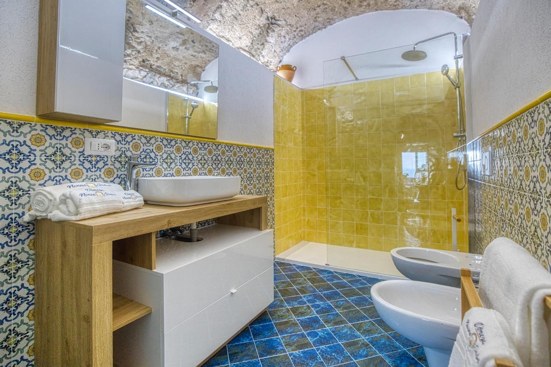 Salvo's House Two-Bedroom Apartment with Sea View 2