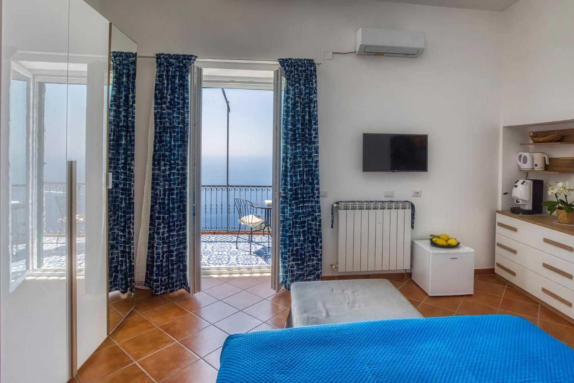 Salvo's House Two-Bedroom Apartment with Sea View