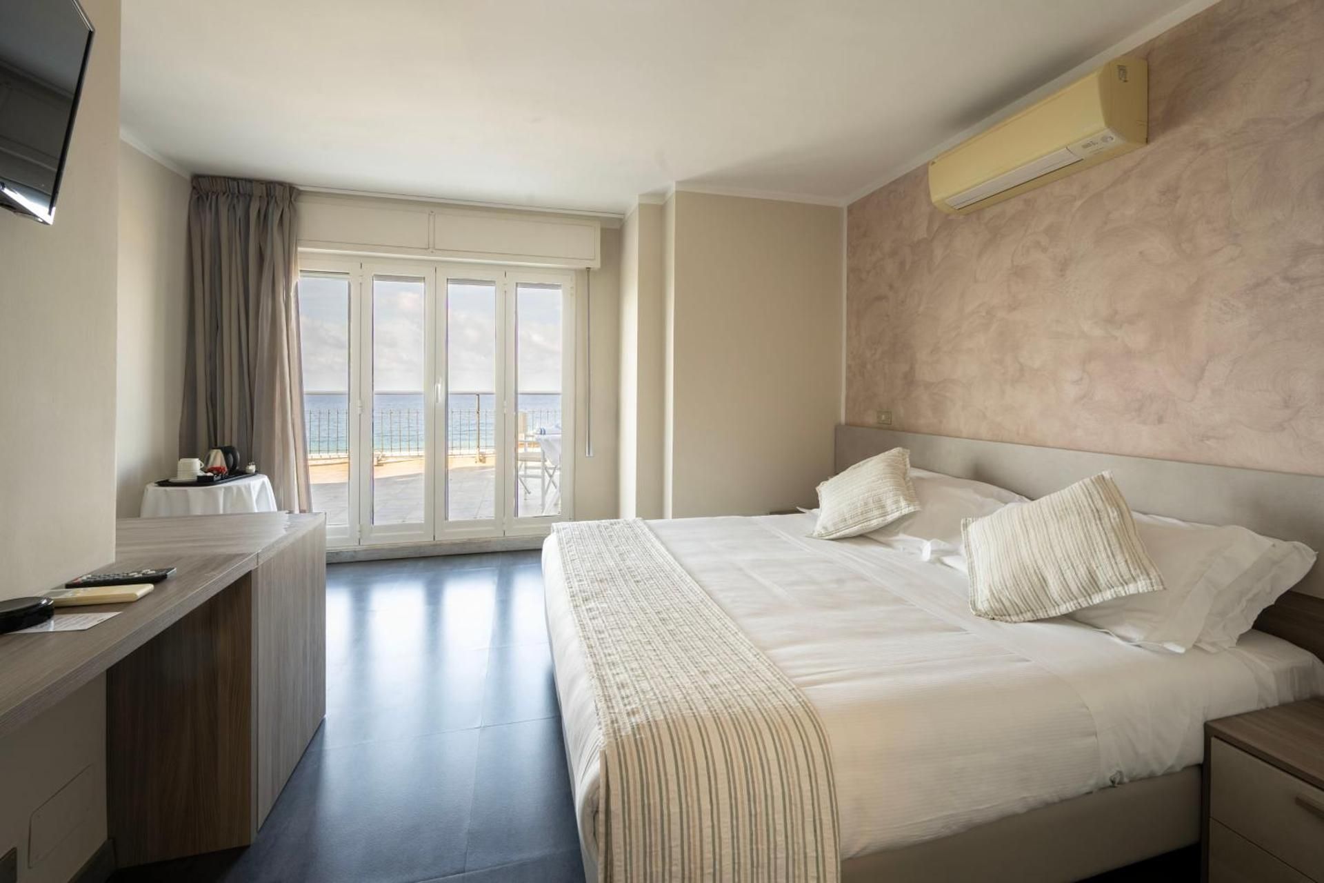 Deluxe Double Room with Balcony and Sea View