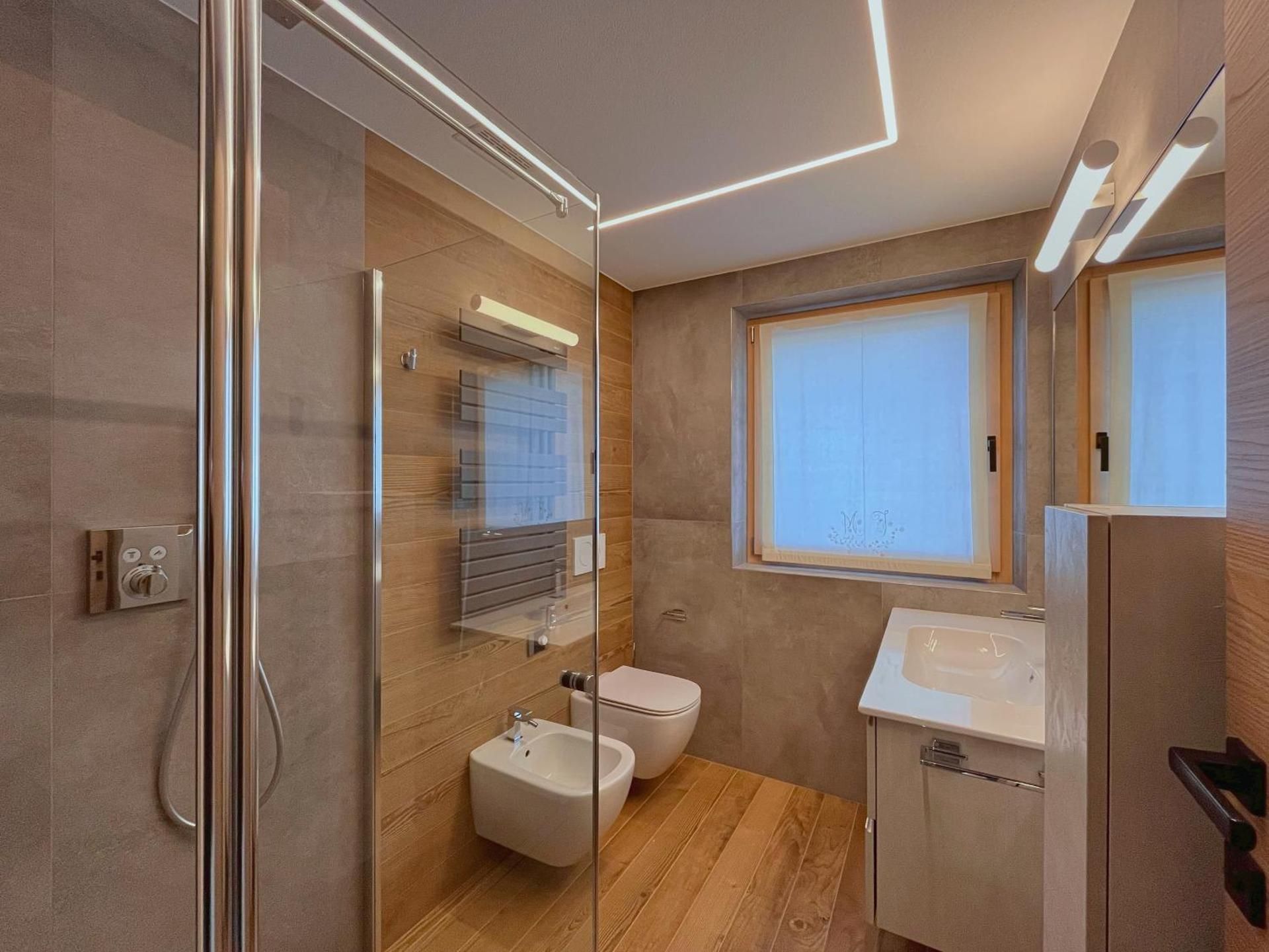 Deluxe One-Bedroom Apartment