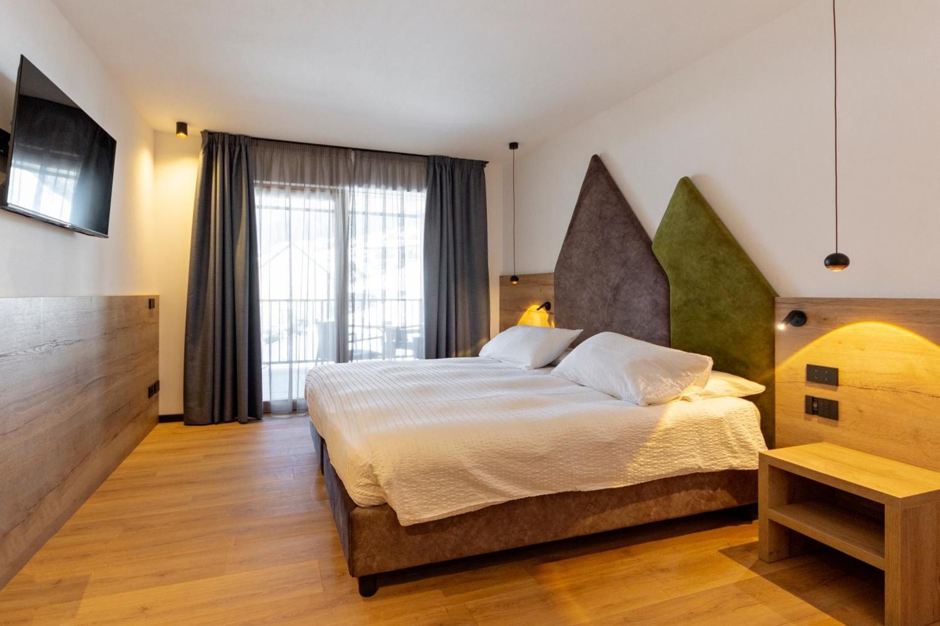 Deluxe Double Room (2 Adults + 1 Child)