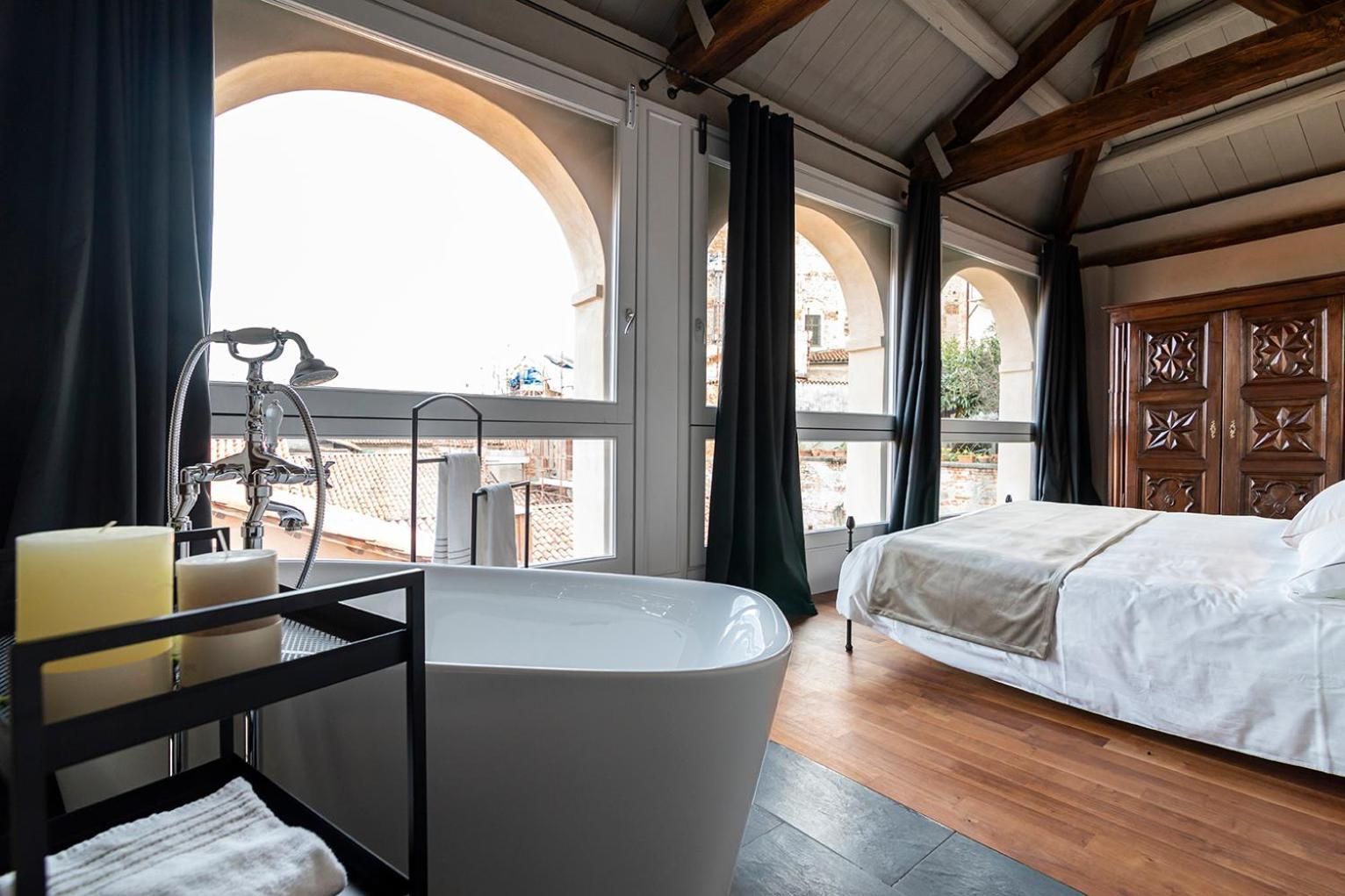 DELUXE APARTMENT