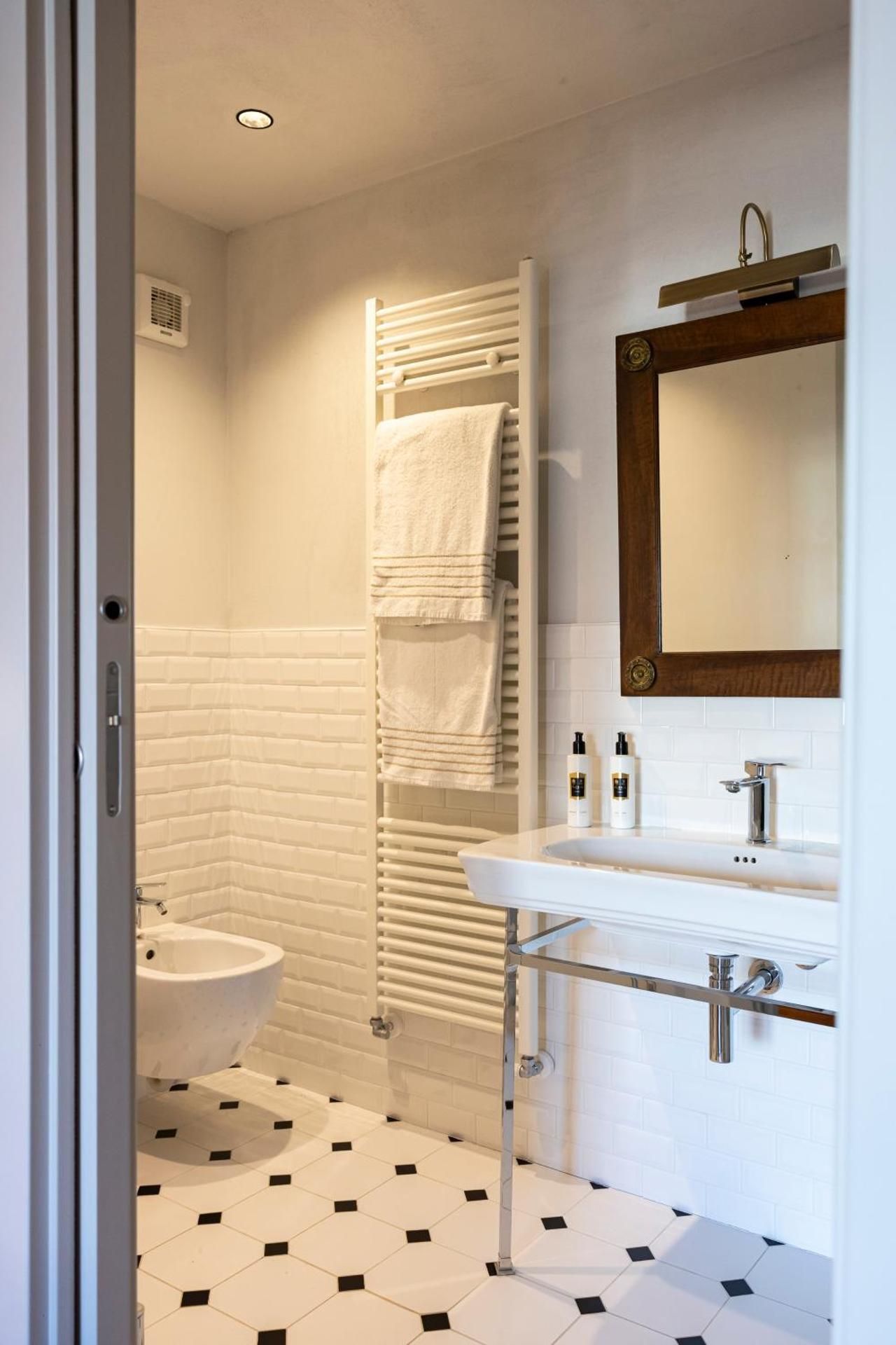 One-Bedroom Deluxe Apartment