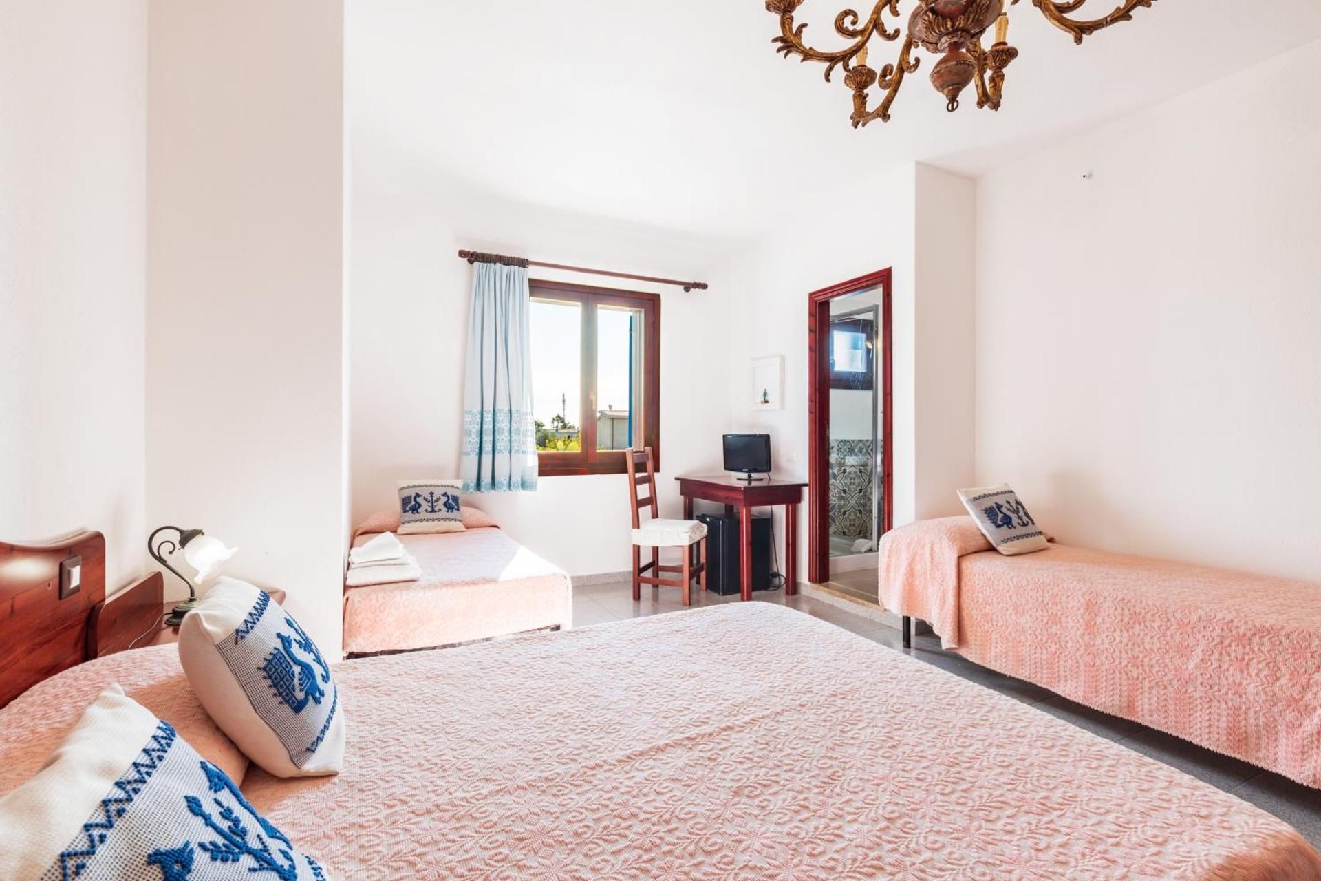 Family Room (2 Adults + 2 Children)