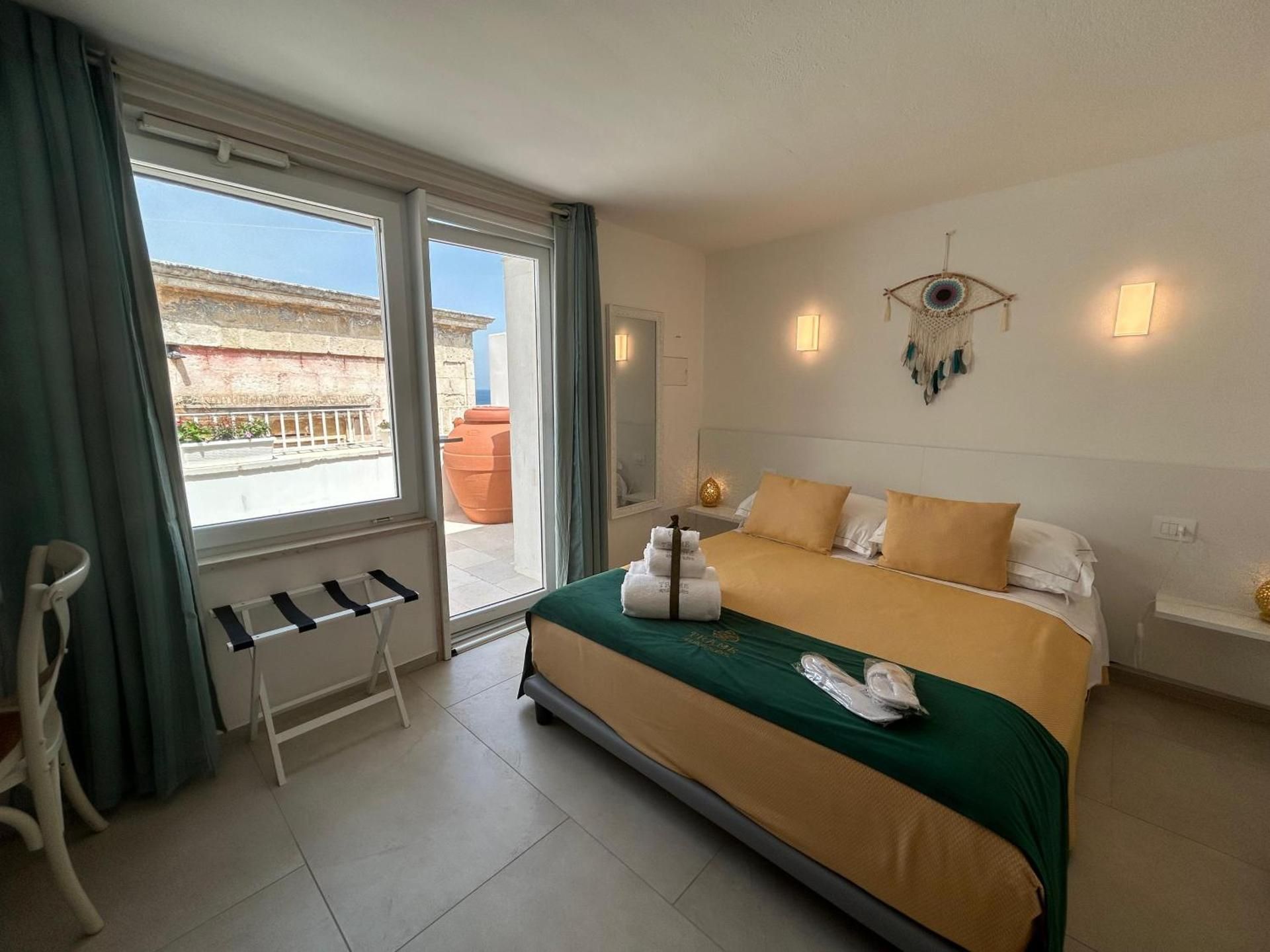 Deluxe Double Room with Side Sea View