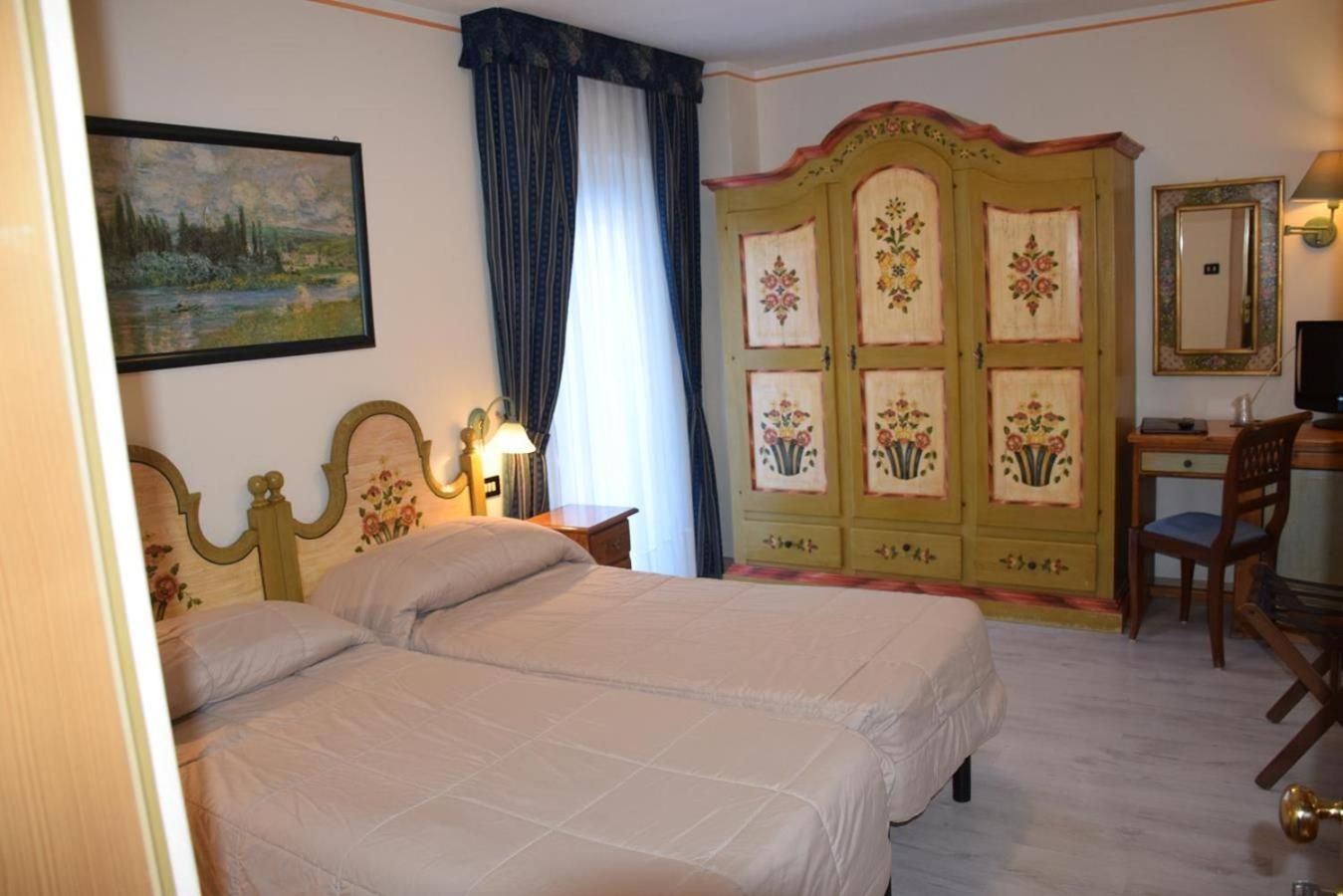 Double or Twin Room with Mountain View