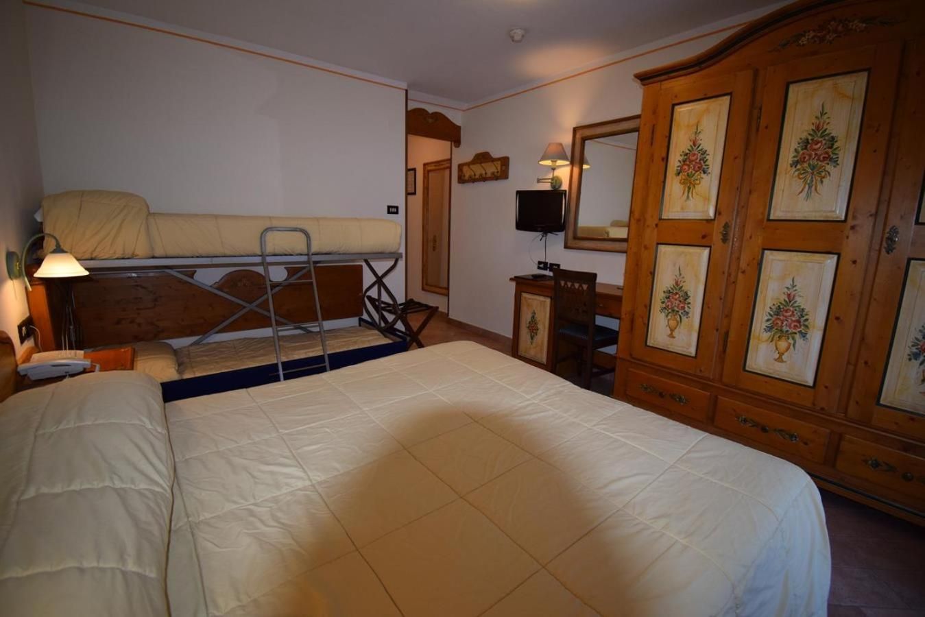 Family Room with Mountain View (2 Adults + 2 Children)