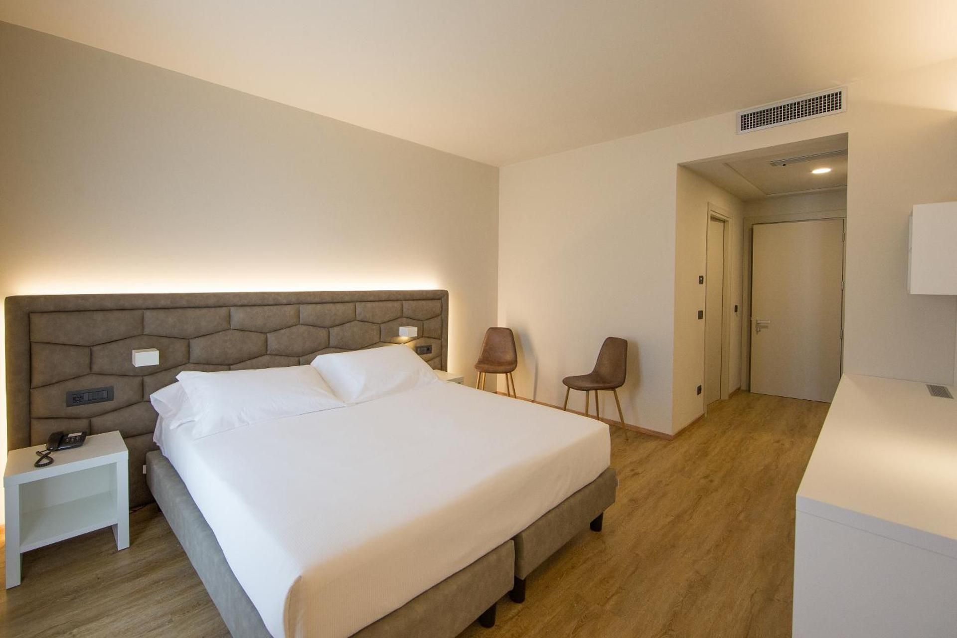 Deluxe Room (2 Adults + 1 Child)