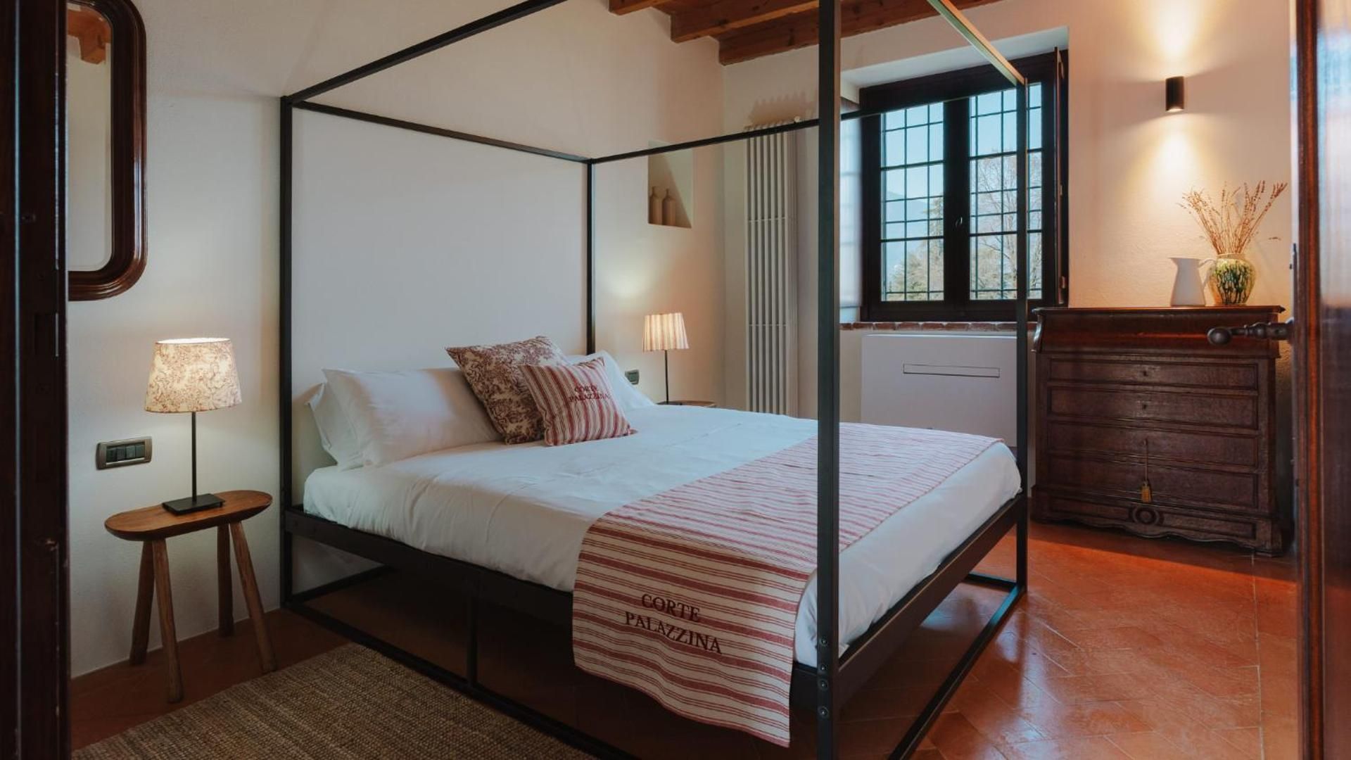 One-Bedroom Apartment with Lake View