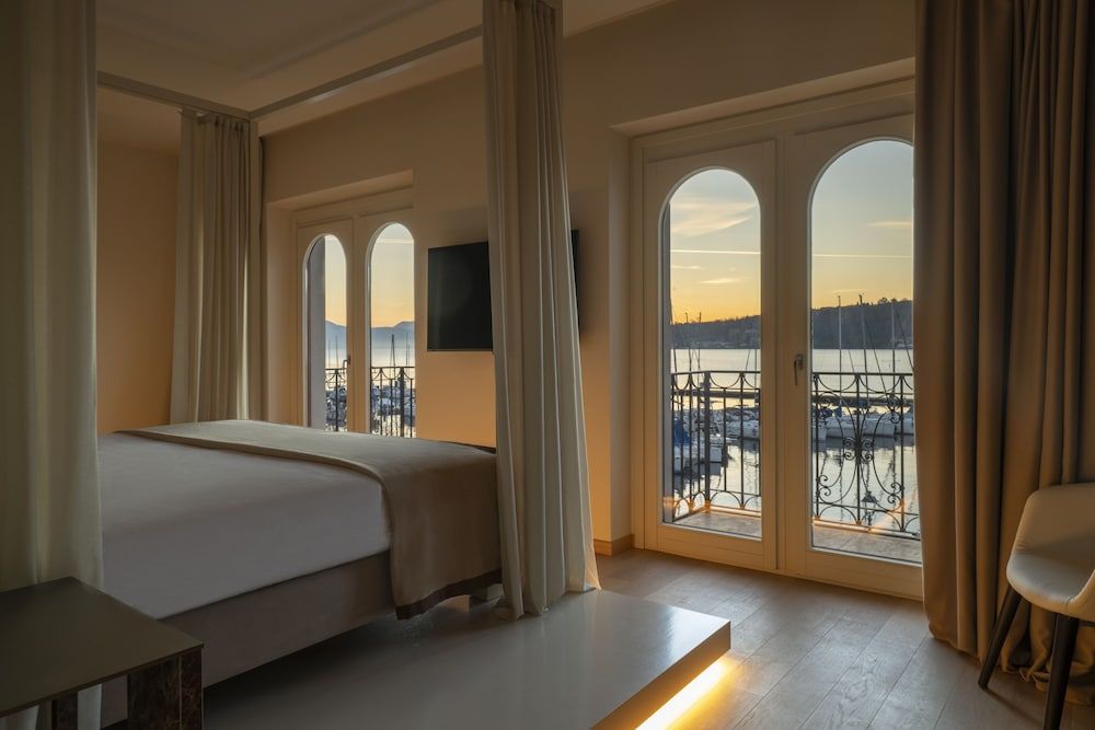 Room, Lake View (Perla)