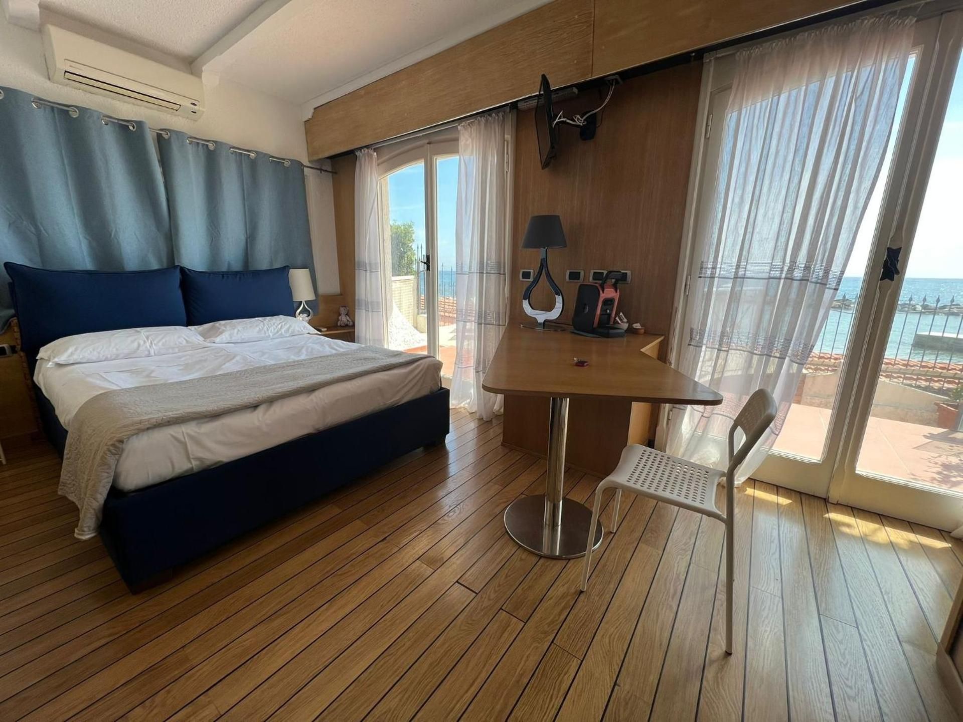 Deluxe Double Room with Balcony and Sea View