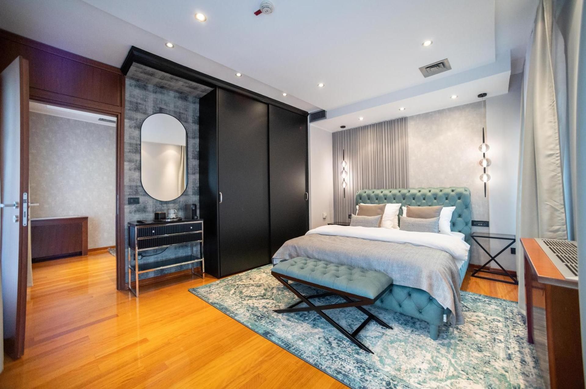 Deluxe Queen Suite