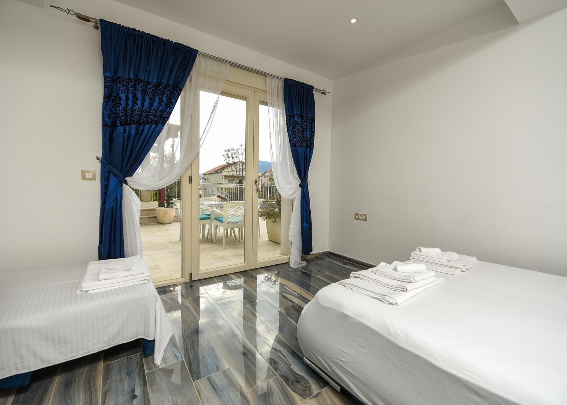 Studio with Terrace and Pool view (5 Adults)
