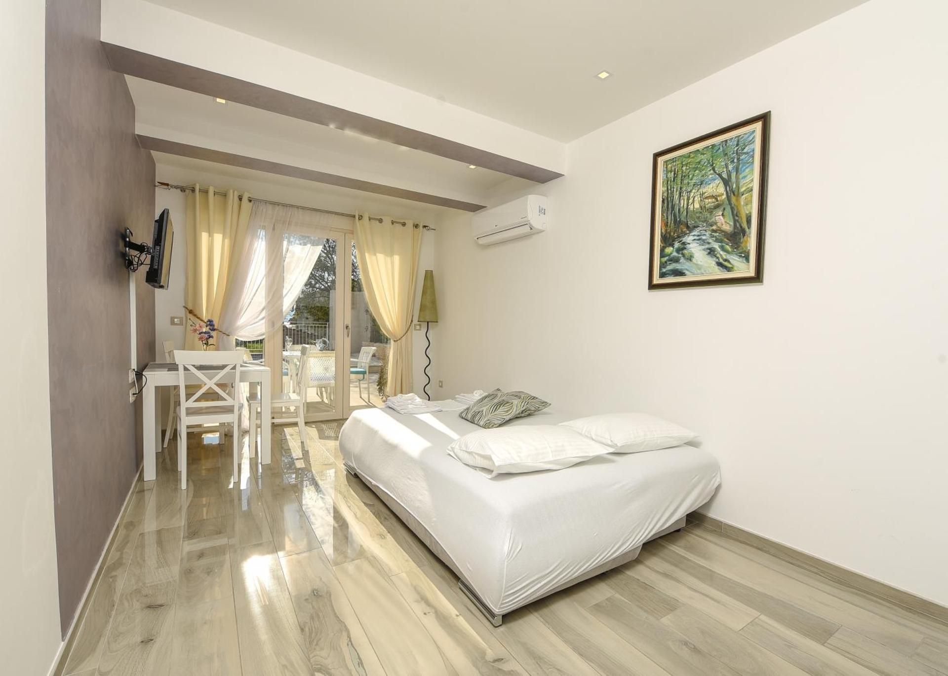 One-Bedroom Apartment with Pool View