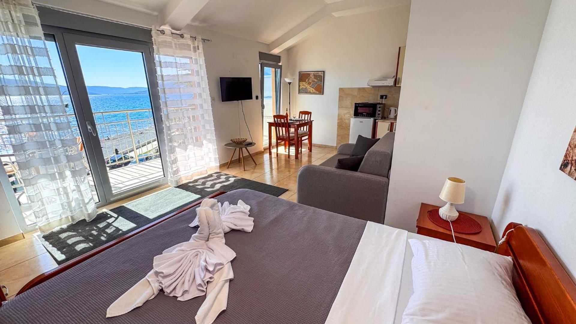 Qumi Apartments Deluxe Double Room with Sea View