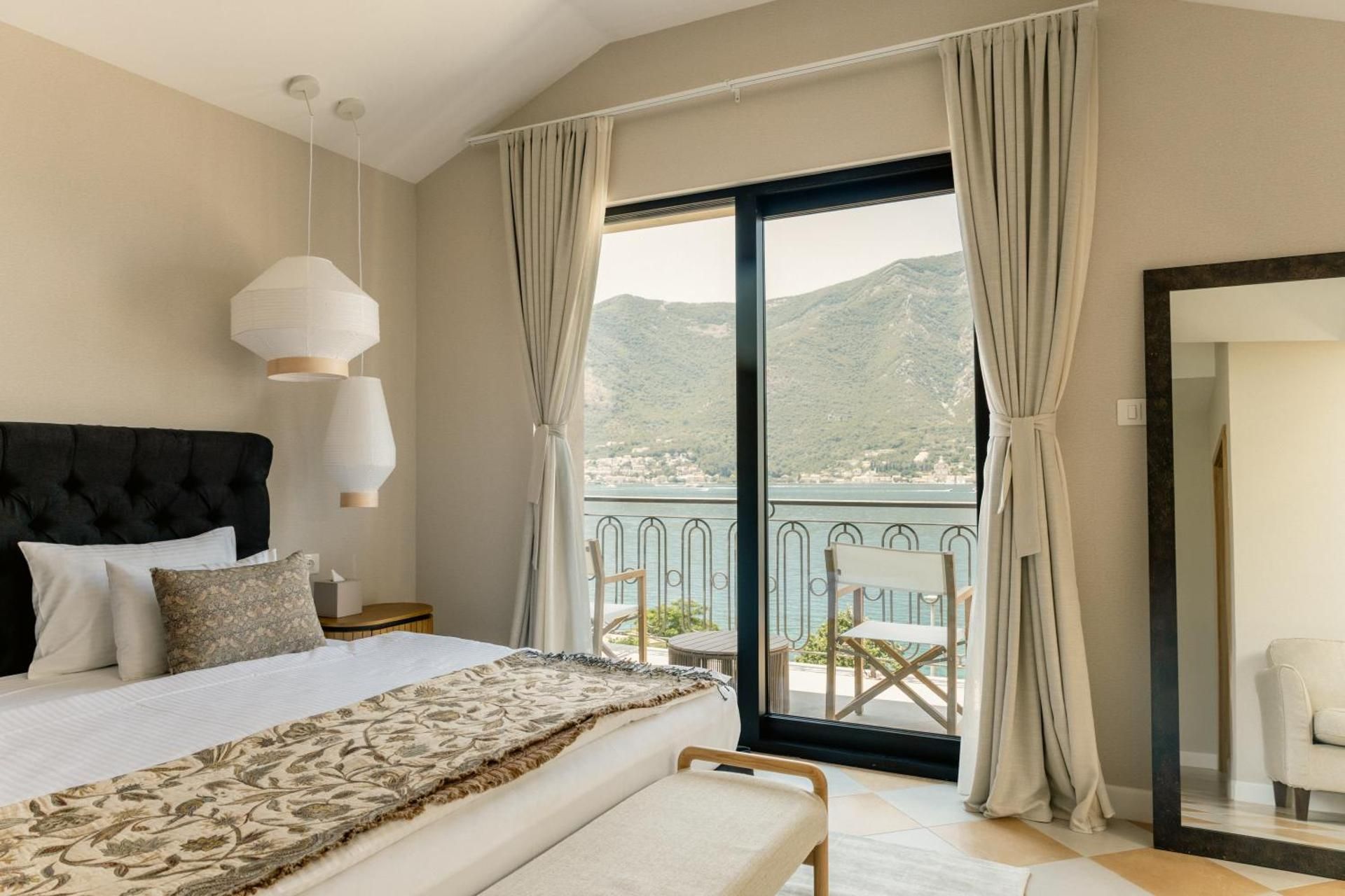 Deluxe Double Room with Balcony and Sea View