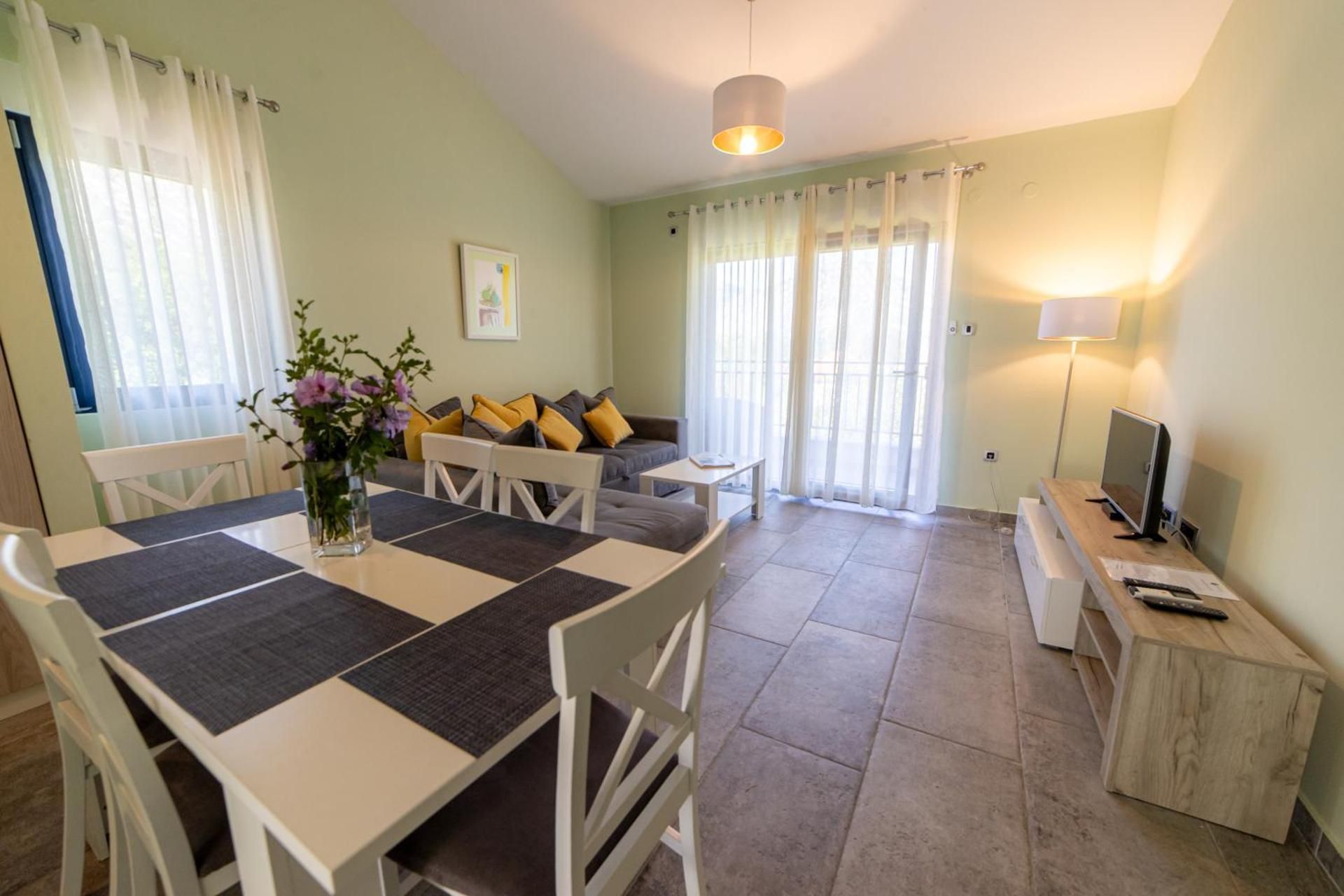 DELUXE APARTMENT