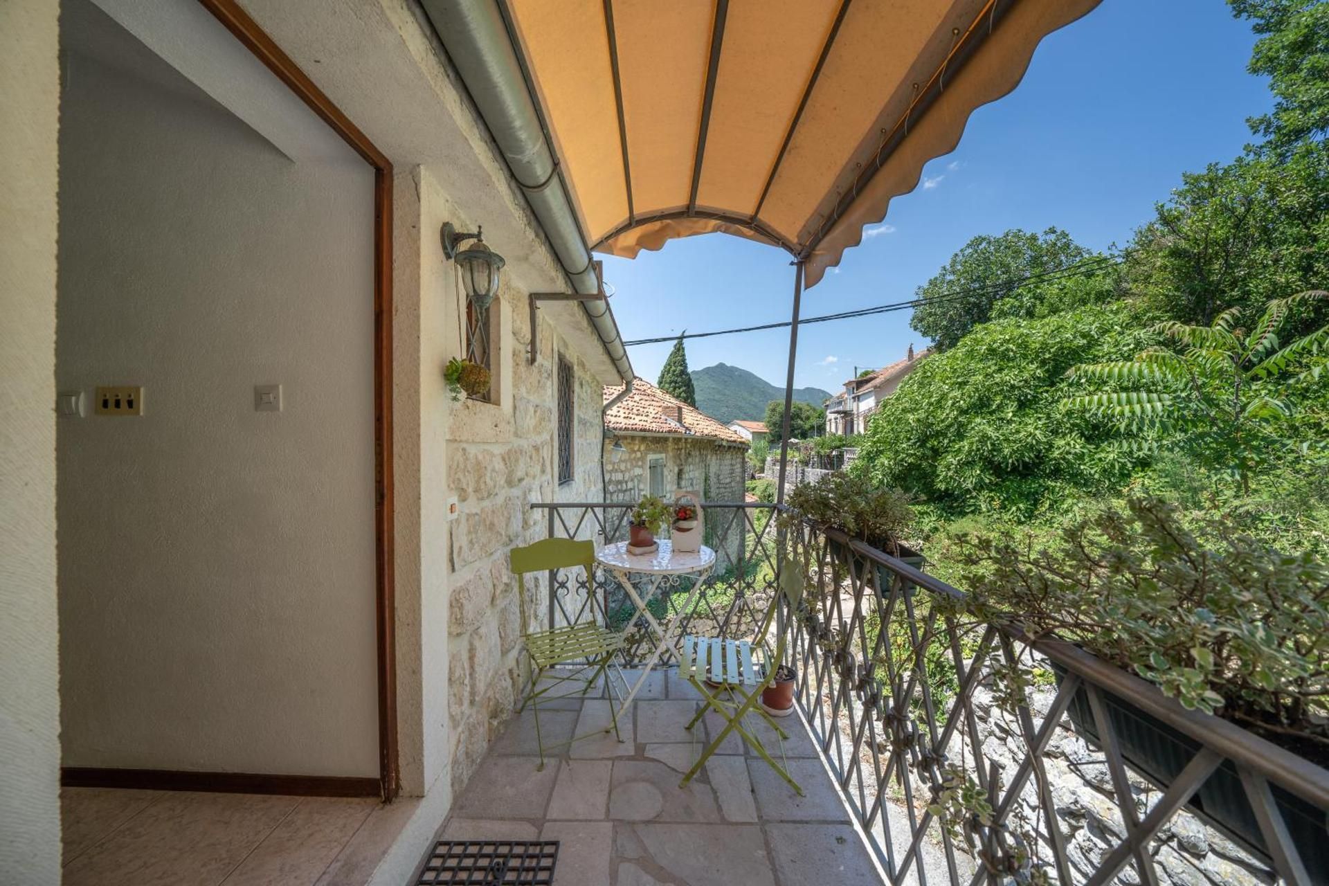 Comfort One-Bedroom Apartment with Sea View 