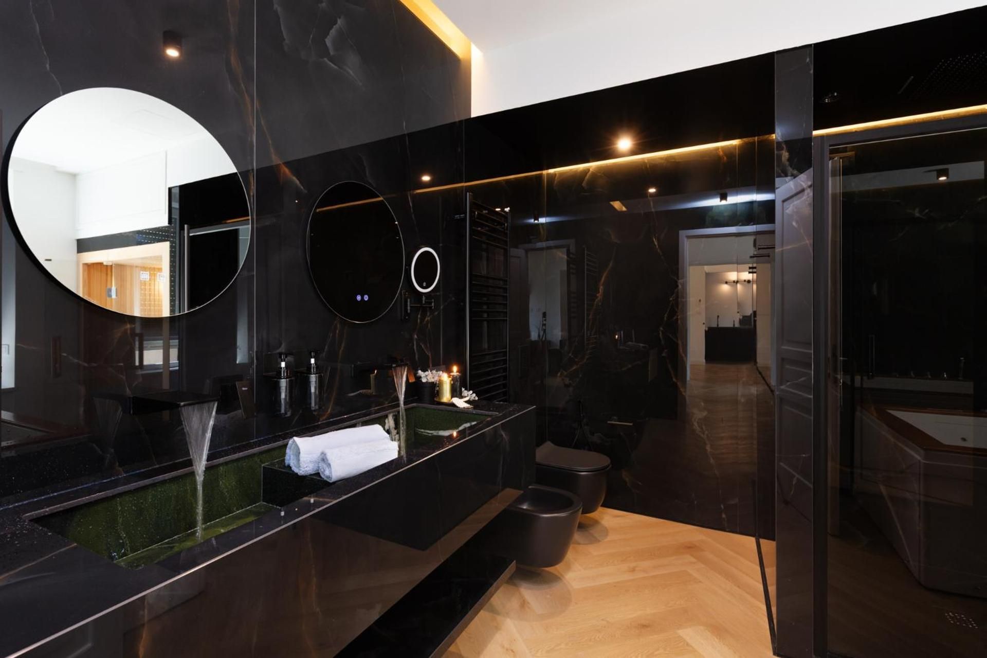 Queen Suite with Spa Bath