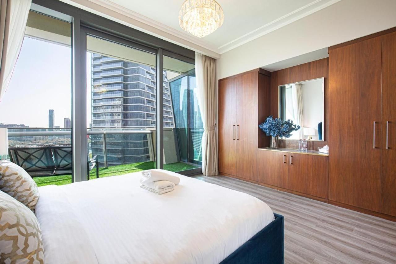 Four-Bedroom Apartment with Balcony