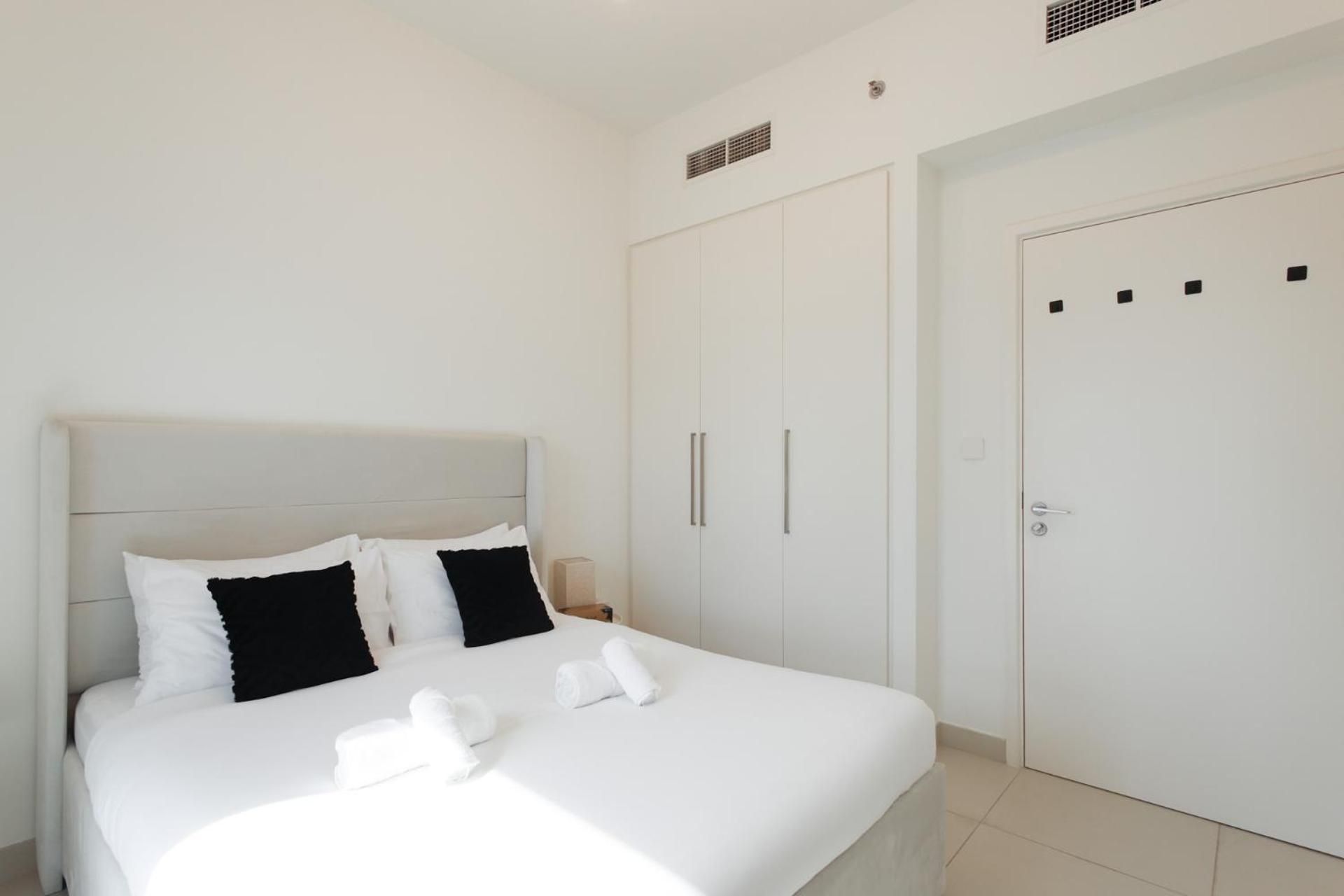 One-Bedroom Apartment with City View