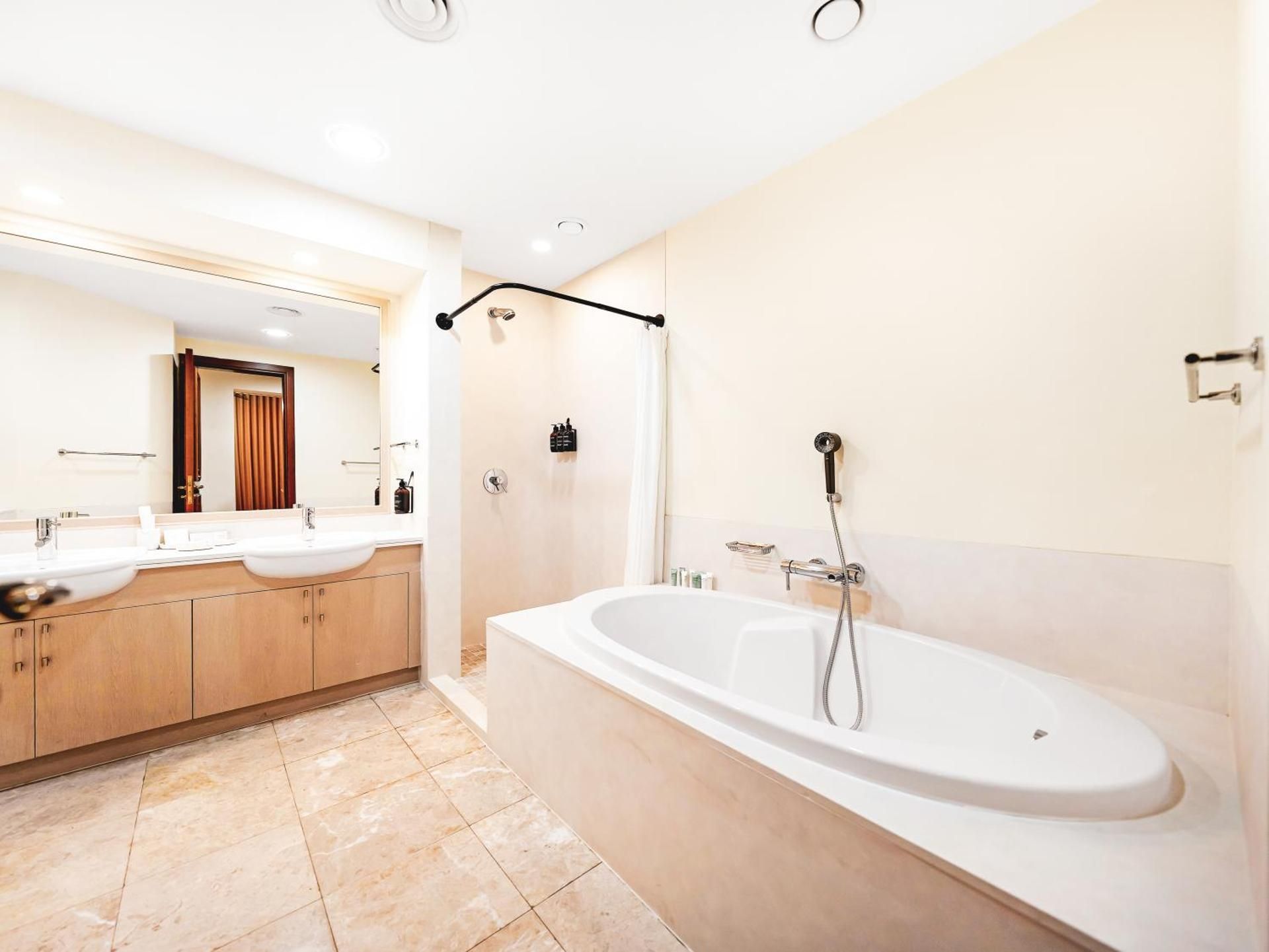 1 Bedroom Deluxe Apartment