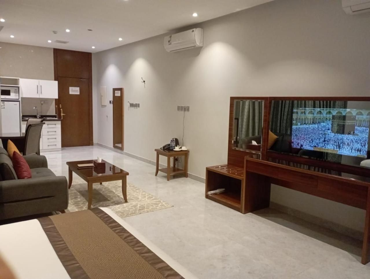 استوديو (غرفة نوم +جلسه +ركنه مطبخ)