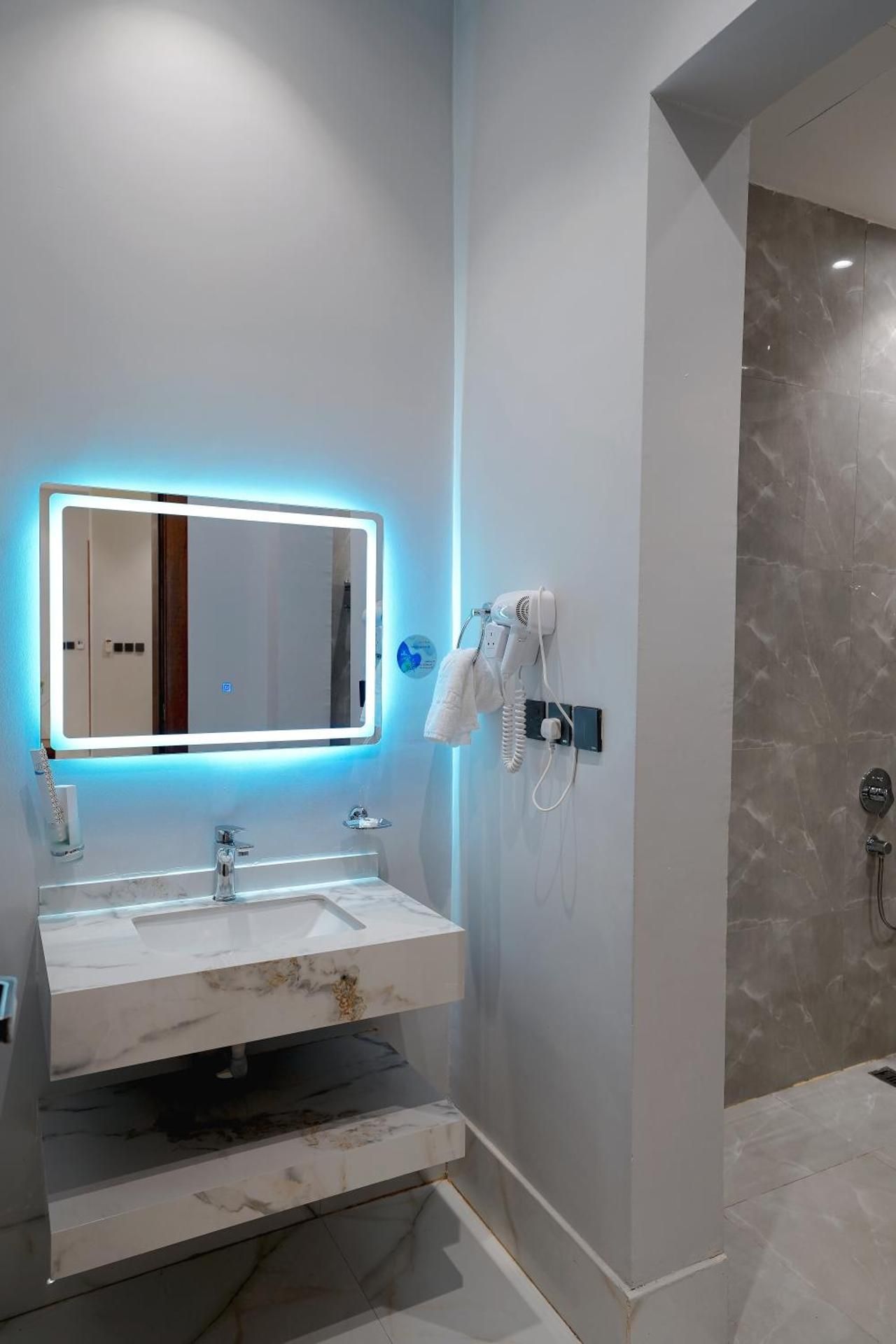 شقه ( غرفتين نوم + صاله + مطبخ كامل ) حمام واحد 