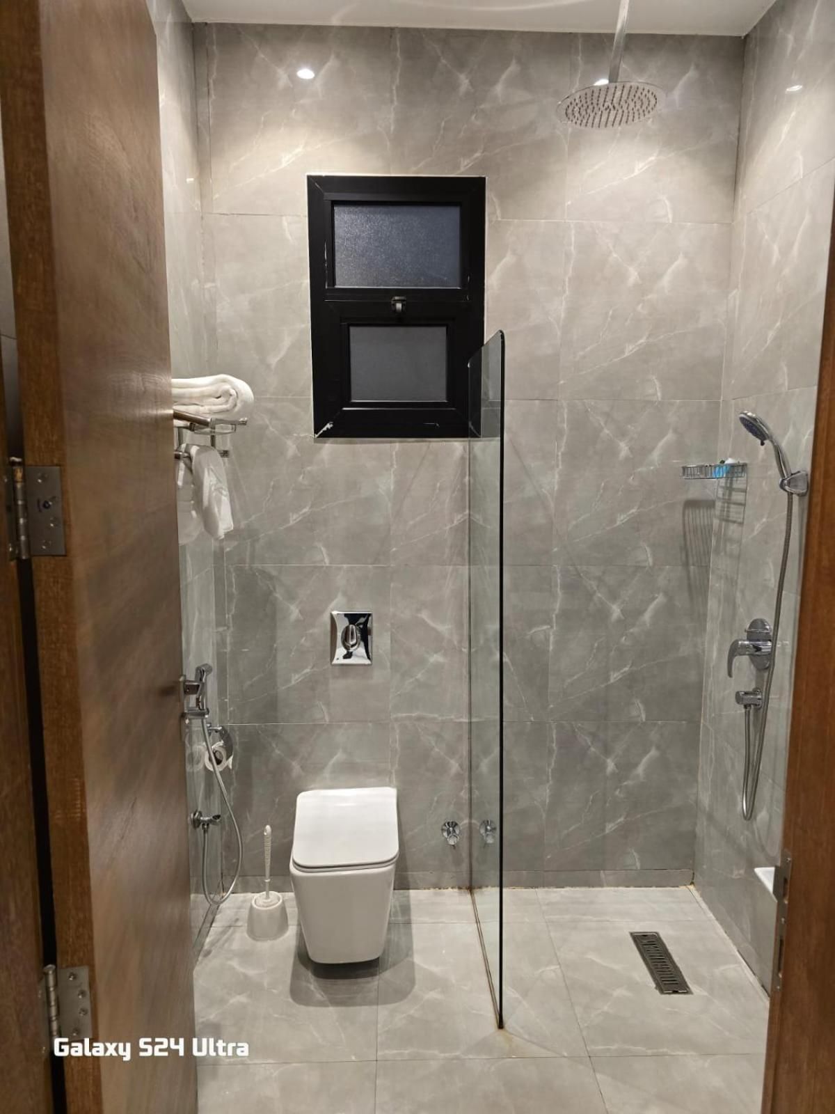 جناح ( 2 غرفة نوم + 2 صاله + 2 حمام + مطبخ كامل )