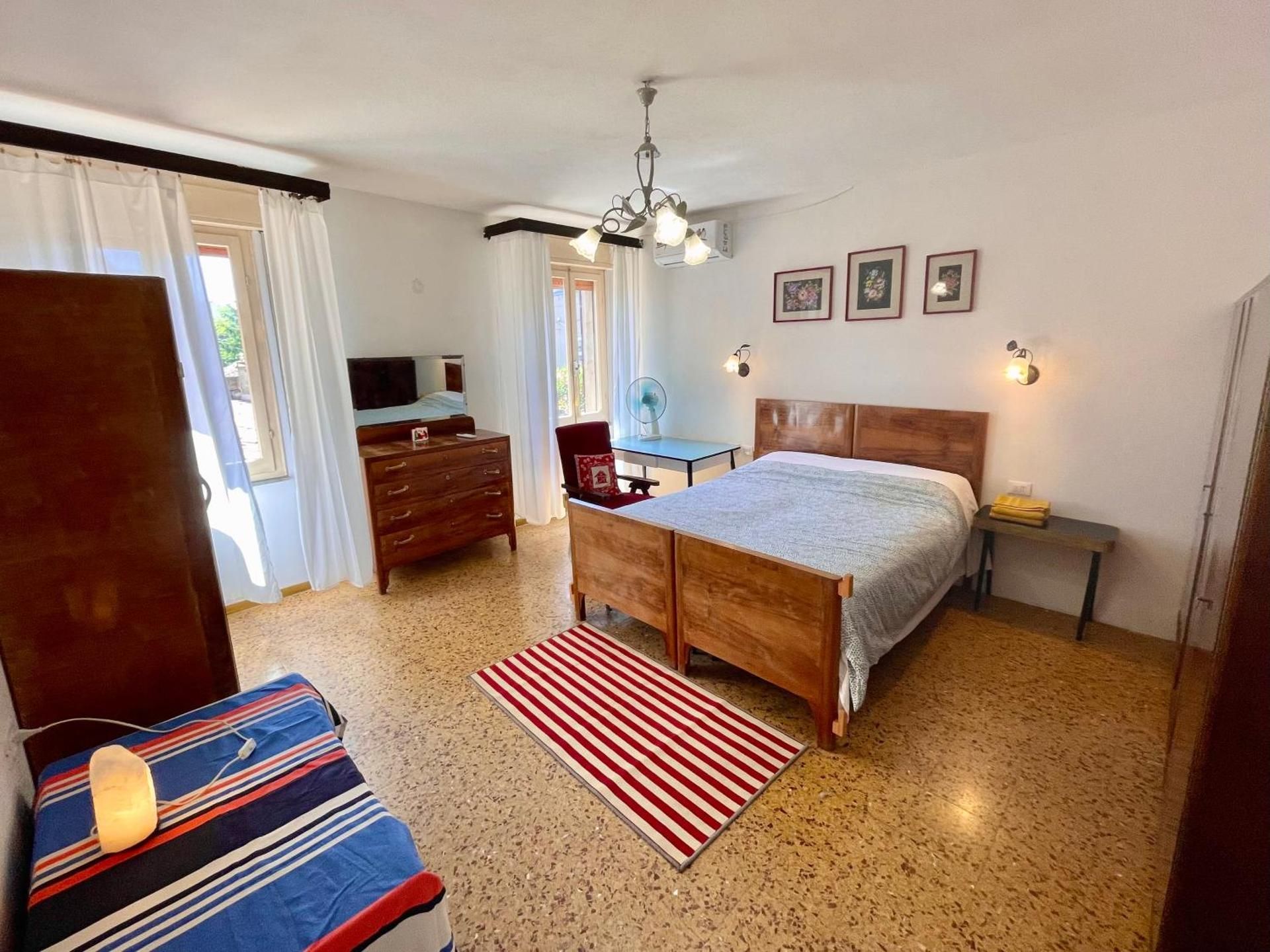 Basic Triple Room with Shared Bathroom