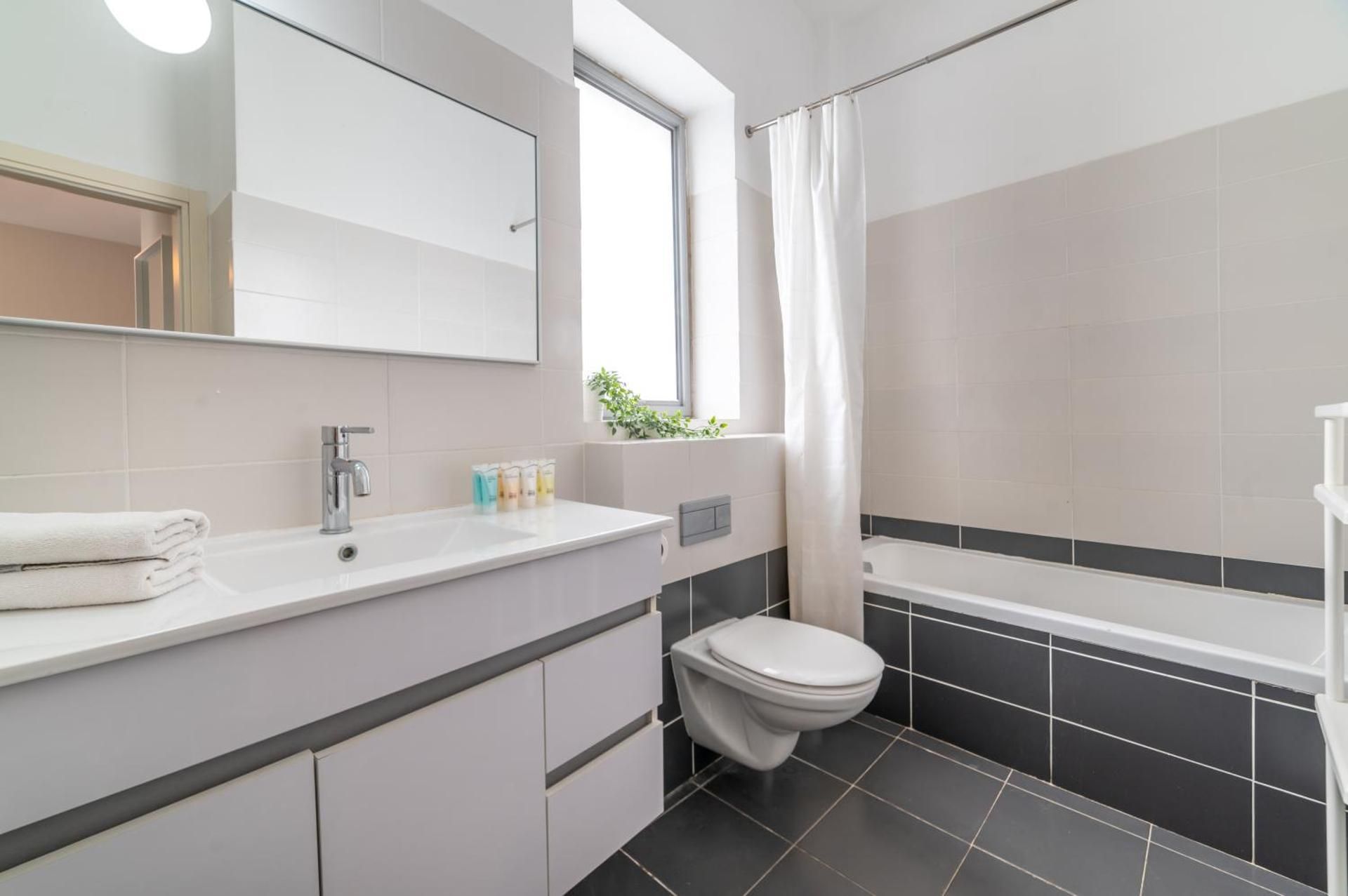 Comfort One Bedroom Apartment with Balcony